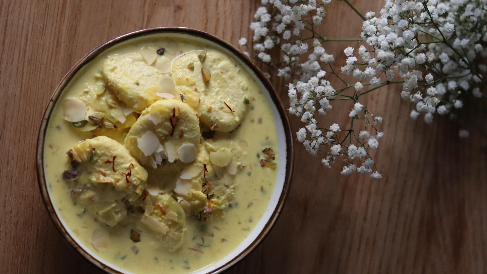 Суп с сыром в миске на столе с цветами