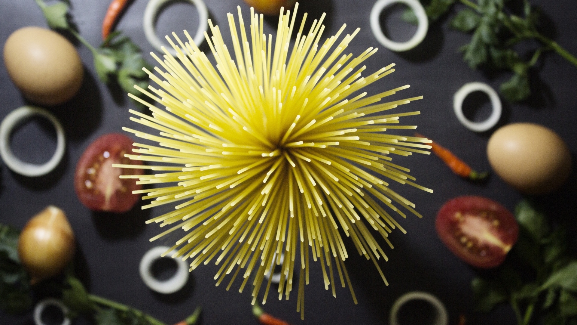 Вид сверху на спагетти и овощи