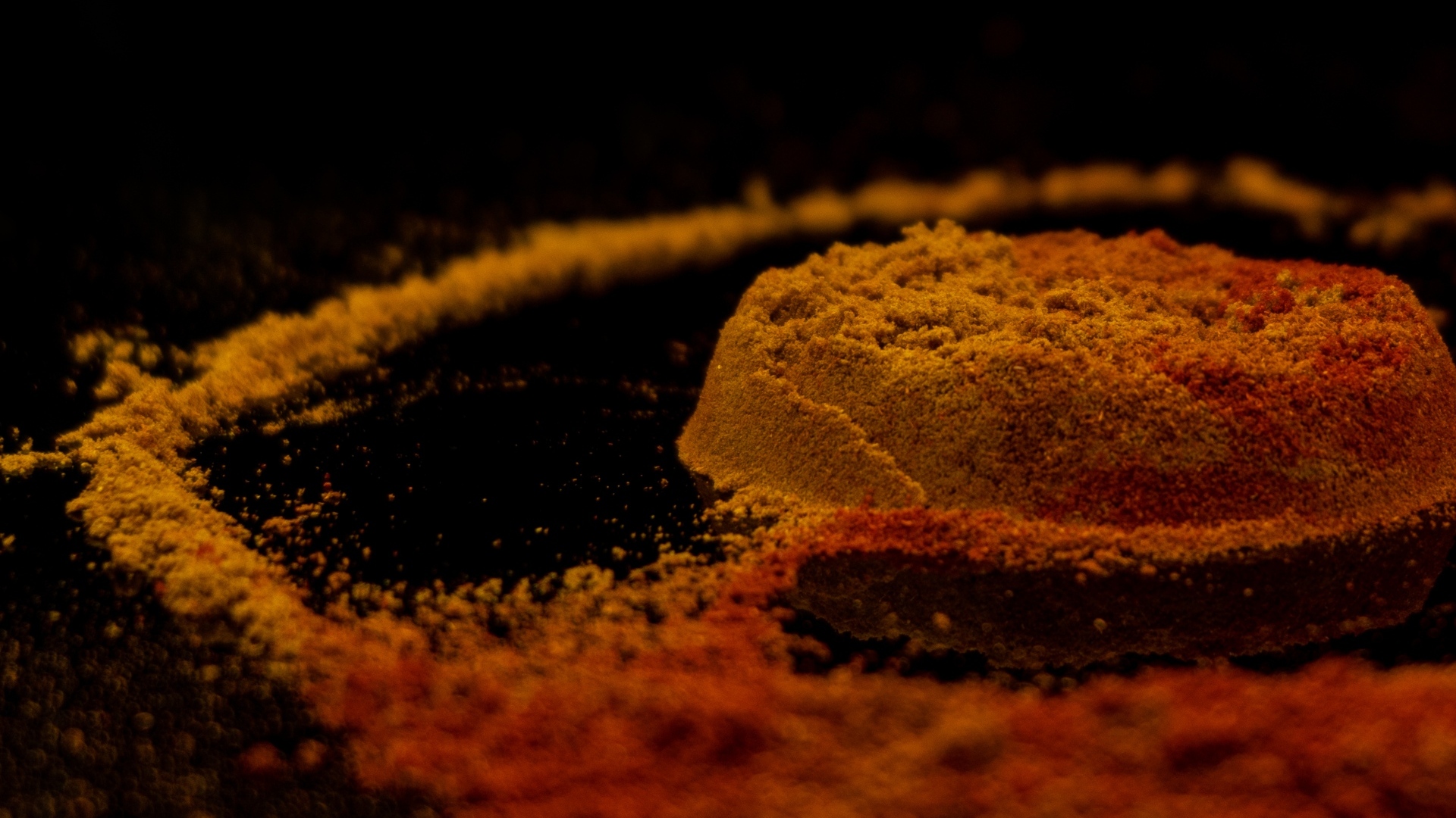 Куркума на черном столе