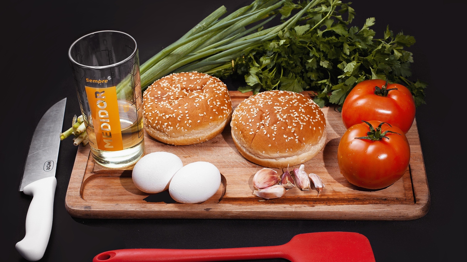 Овощи, яйца, зелень и булочки на черном фоне