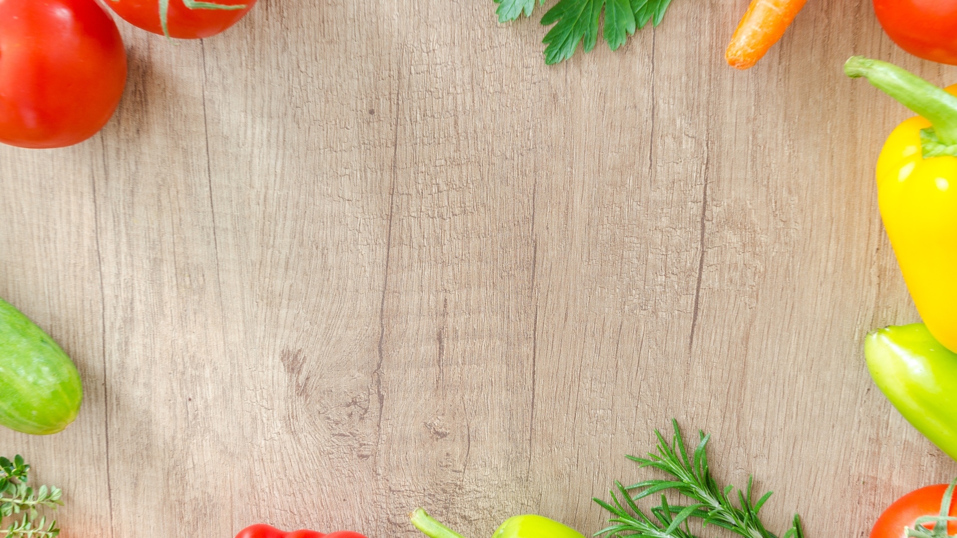 Овощи на деревянном фоне 