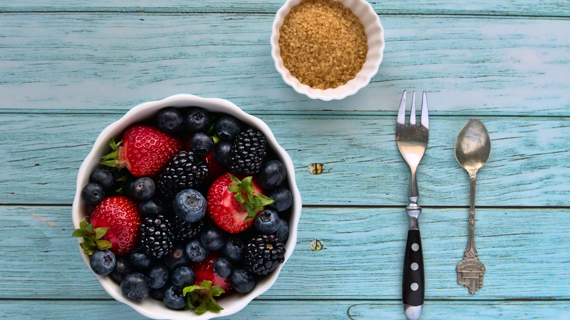 Аппетитные спелые ягоды в тарелке на столе