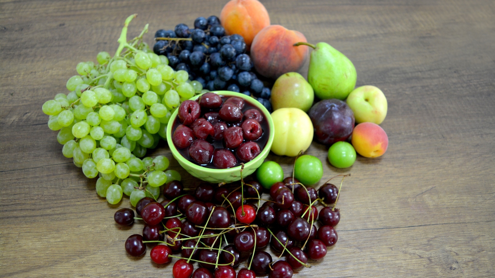 Аппетитные сладкие фрукты и ягоды на деревянном столе