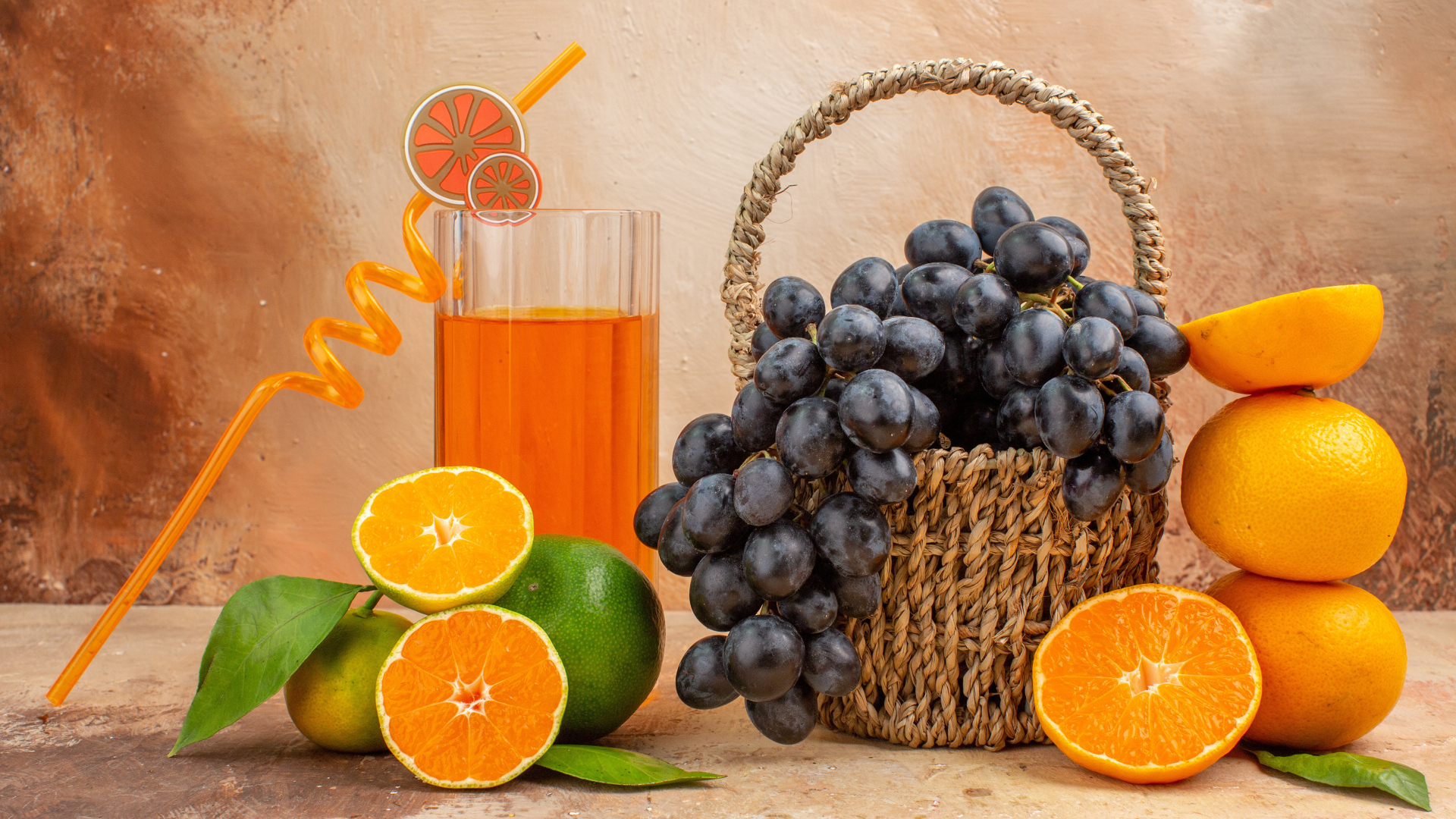 Корзина с виноградом на столе с апельсинами и лаймом