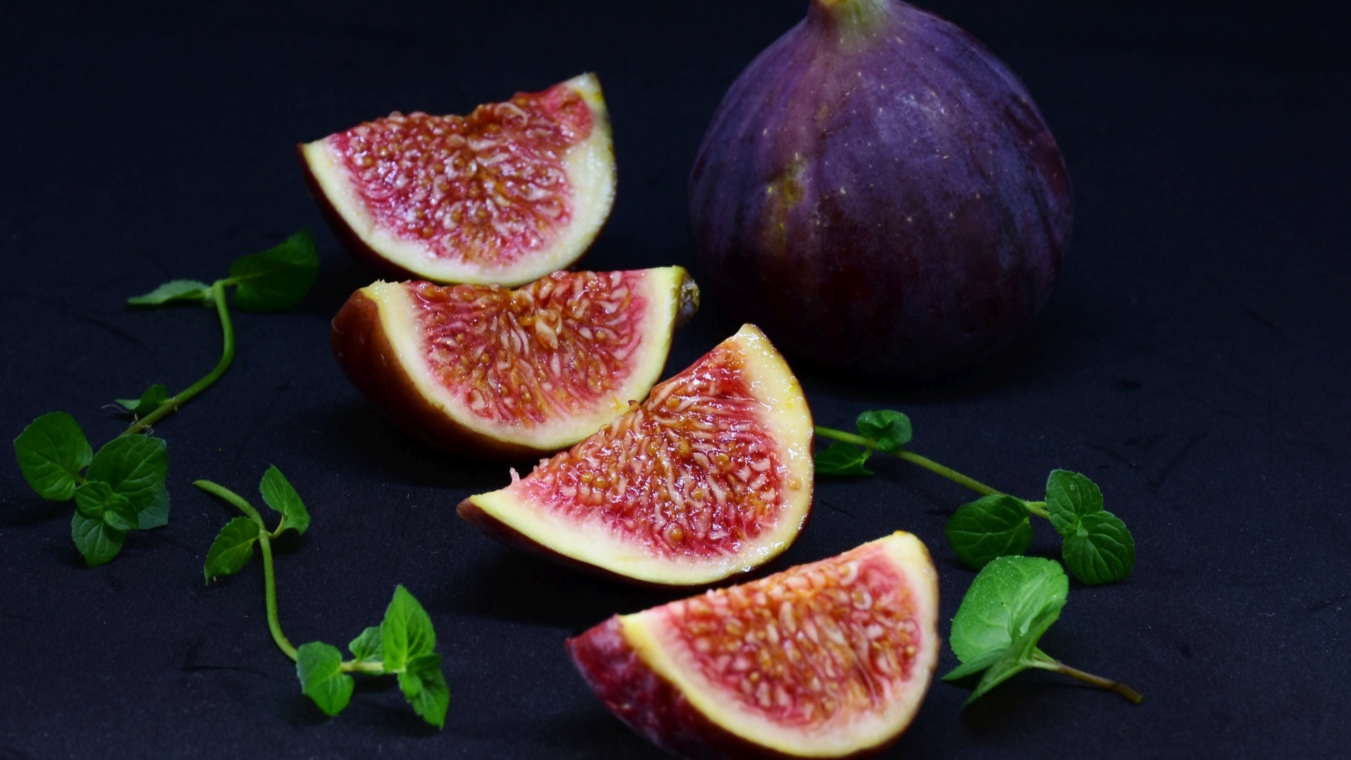 Большой спелый инжир на столе 