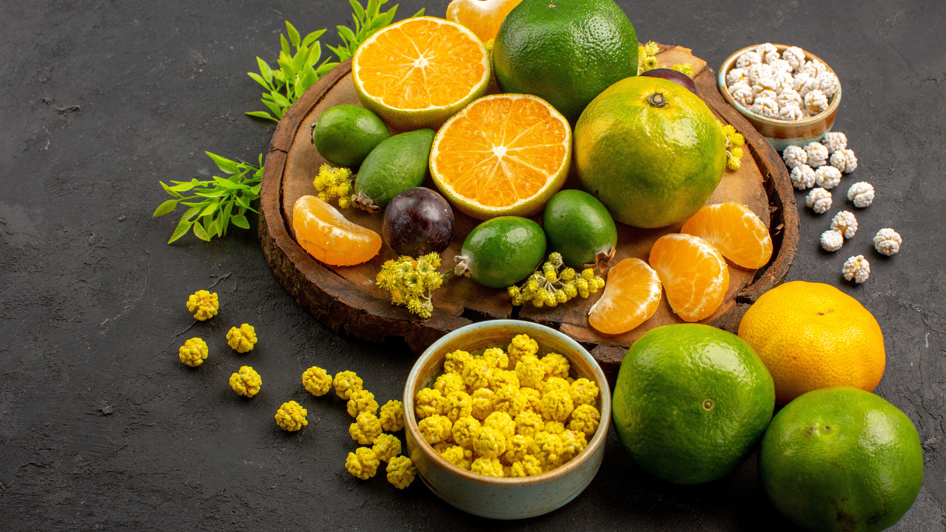 Цитрусовые ароматные фрукты на столе  с конфетами