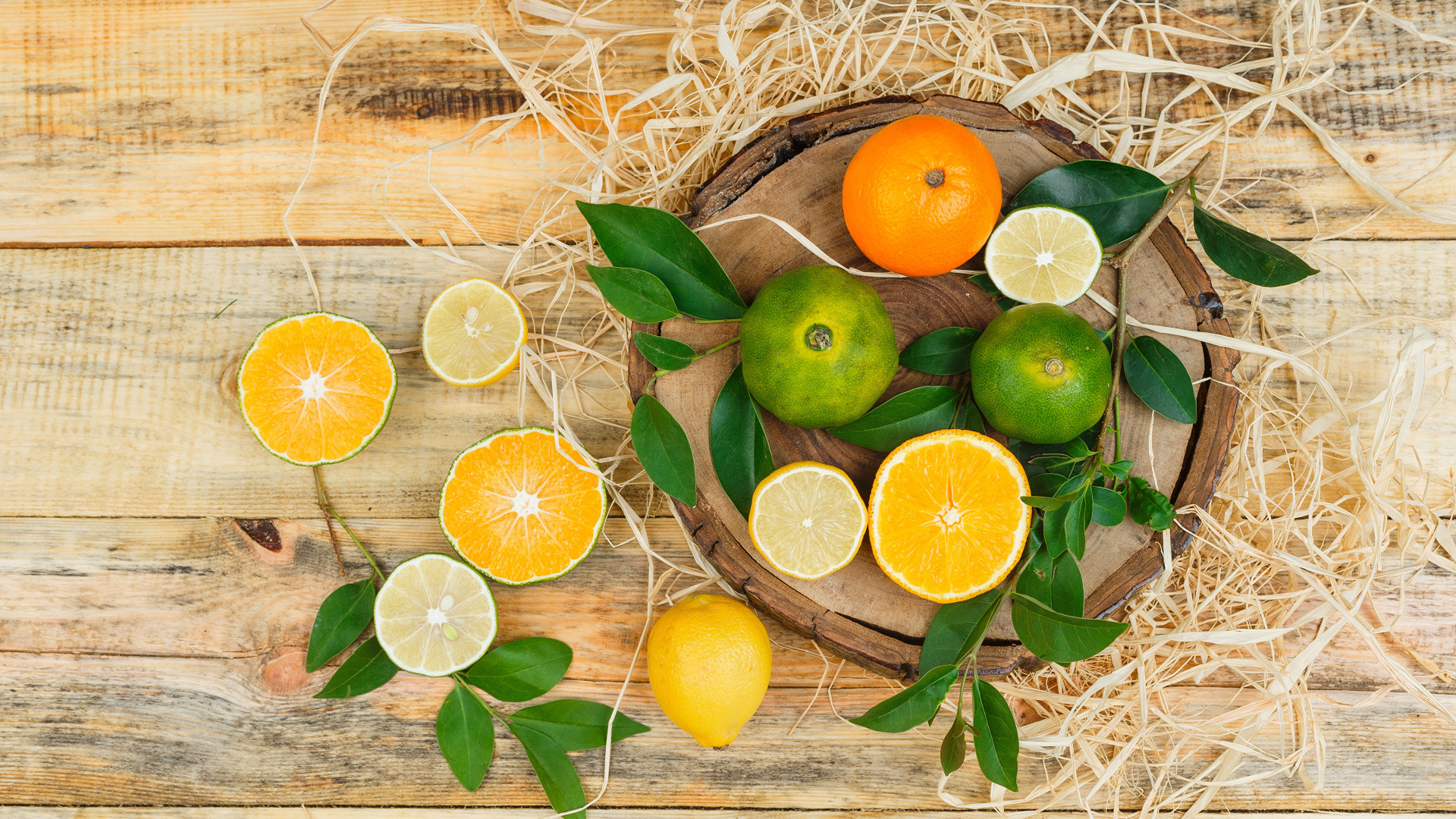 Цитрусовые кислые фрукты на столе