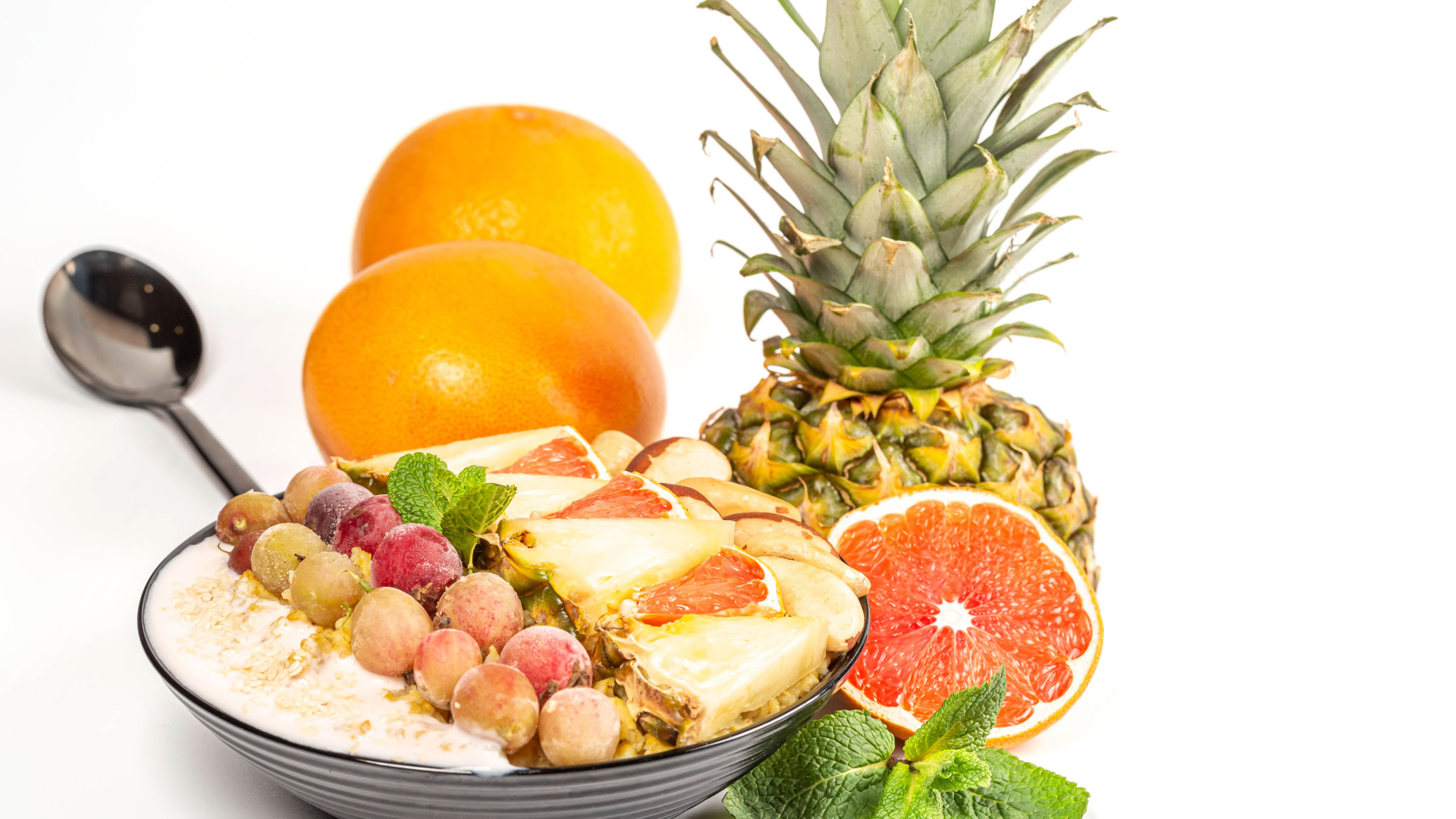 Хлопья с цитрусовыми фруктами на белом фоне