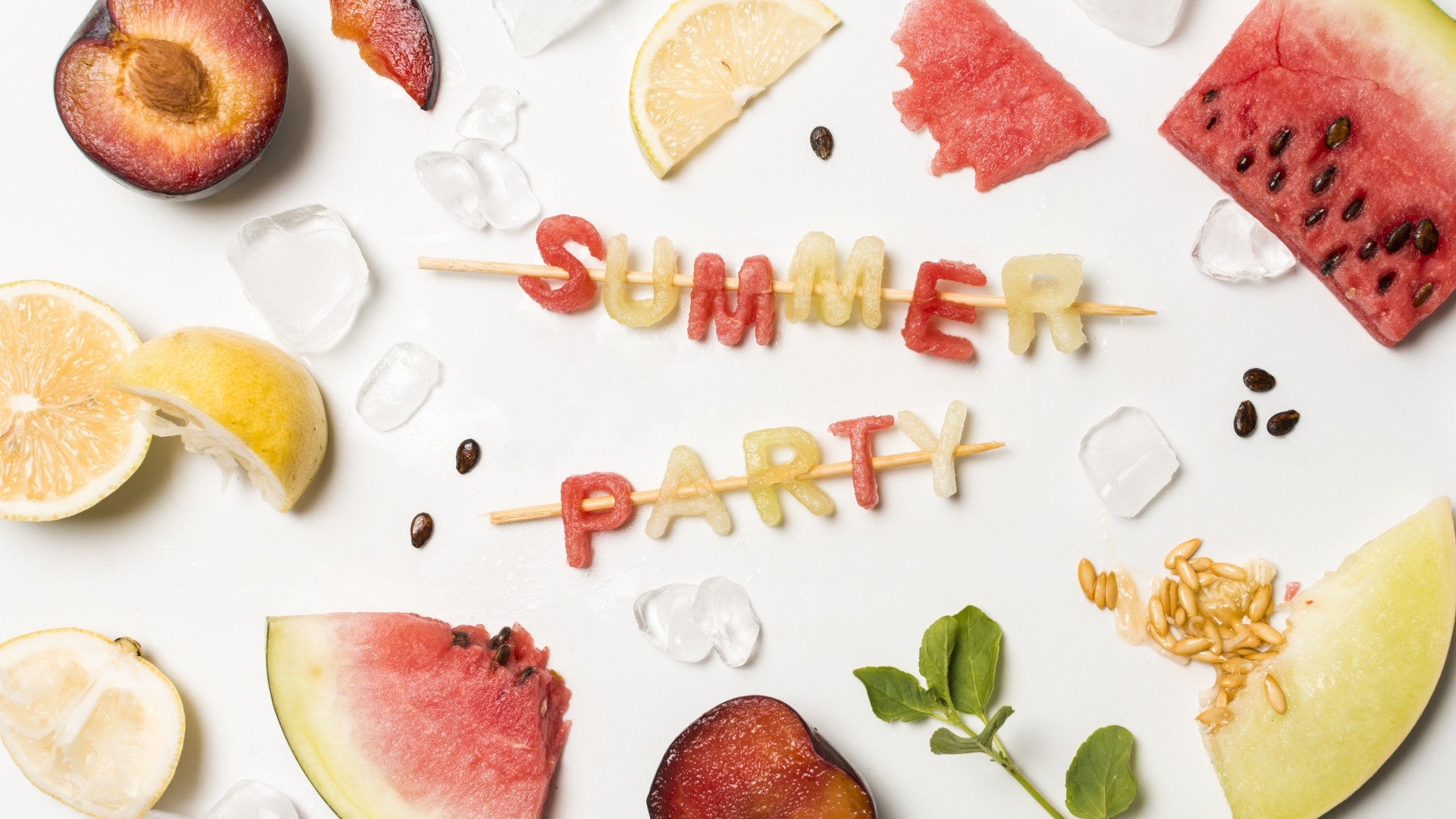 Свежие летние фрукты на белом фоне с надписью