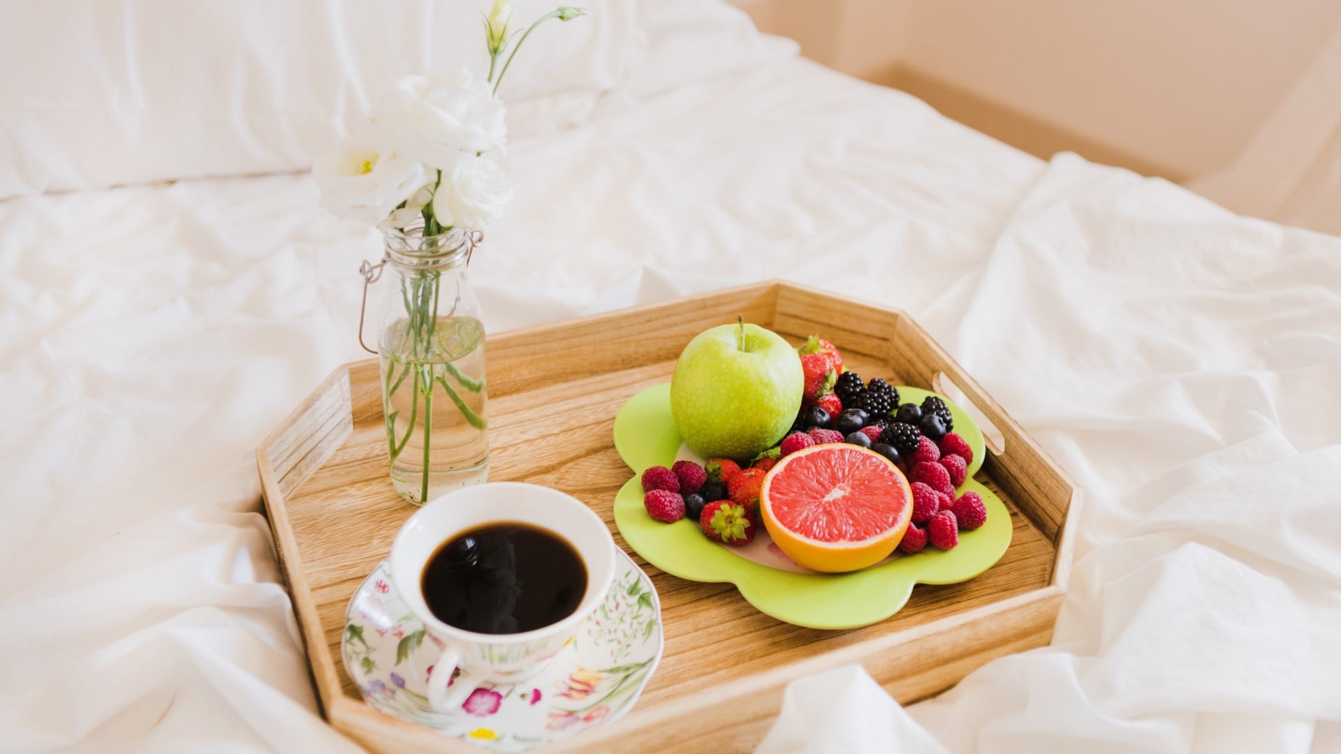 Фрукты и чашка кофе для любимой в постель