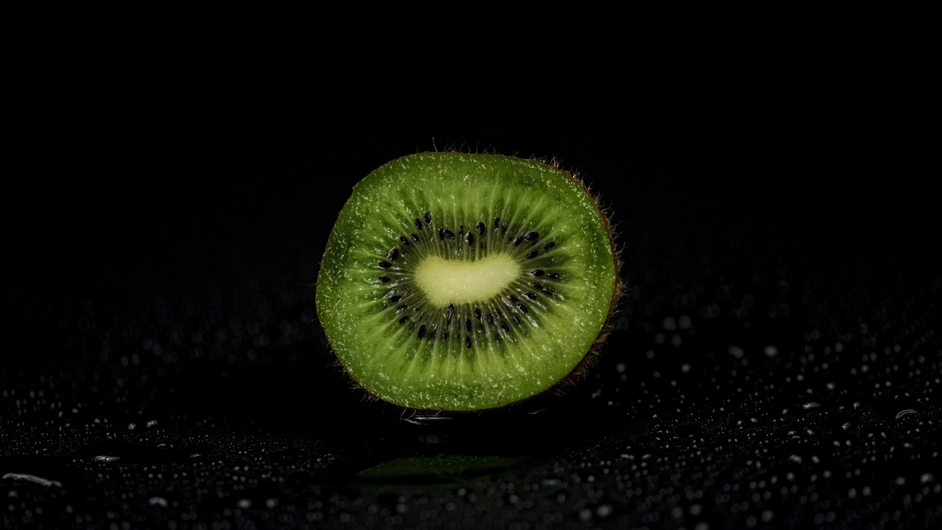 Половина киви на черном фоне в воде