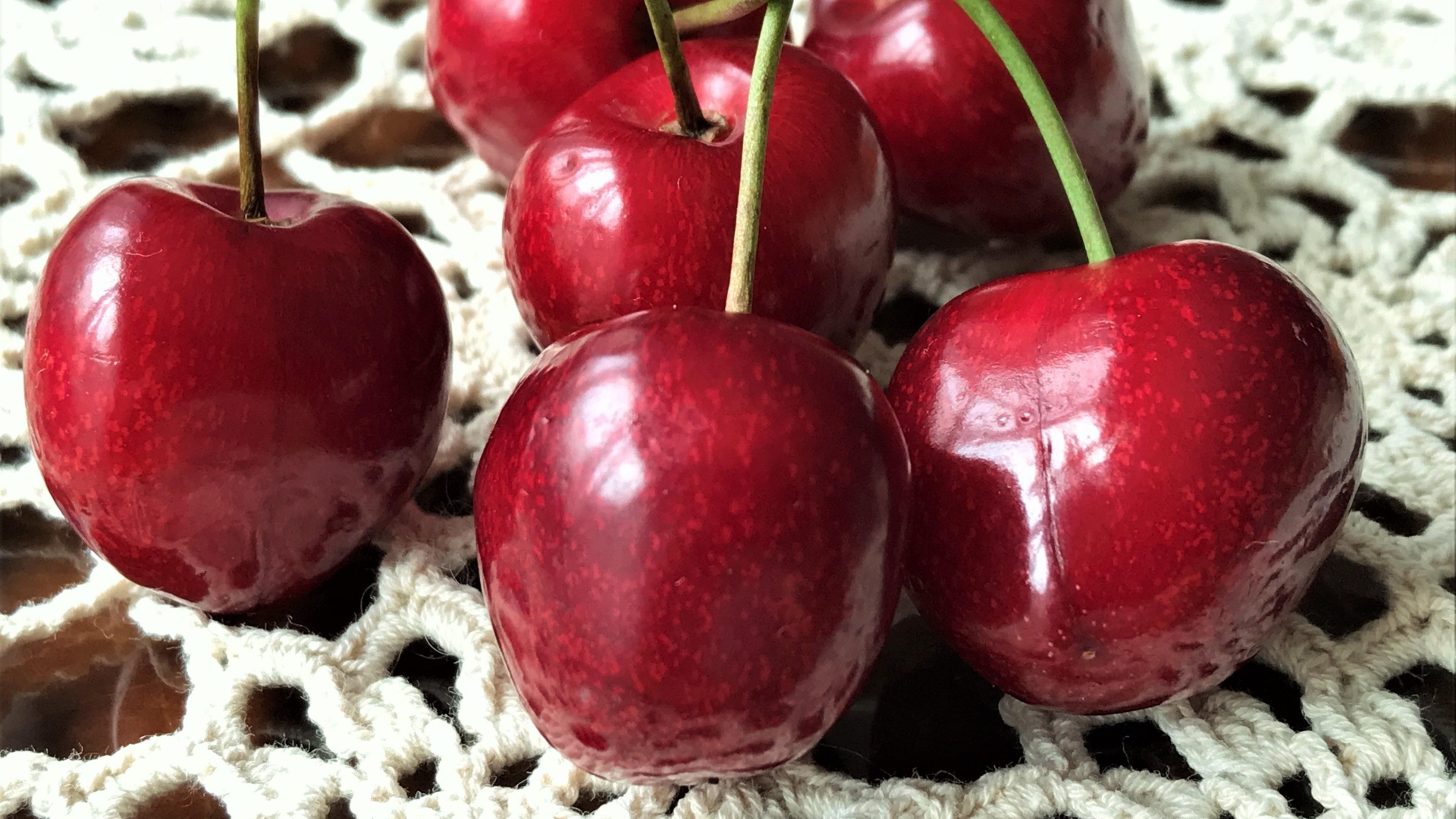 Крупные спелые ягоды черешни на столе