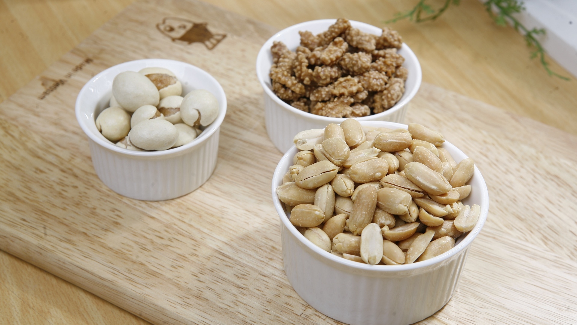 Орехи в белой посуде на доске