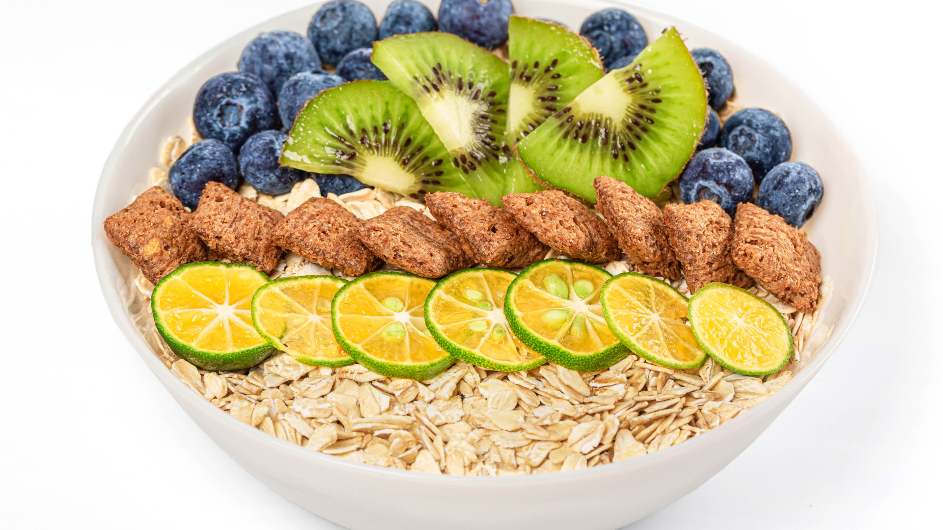 Овсяные хлопья с ягодами в белой тарелке