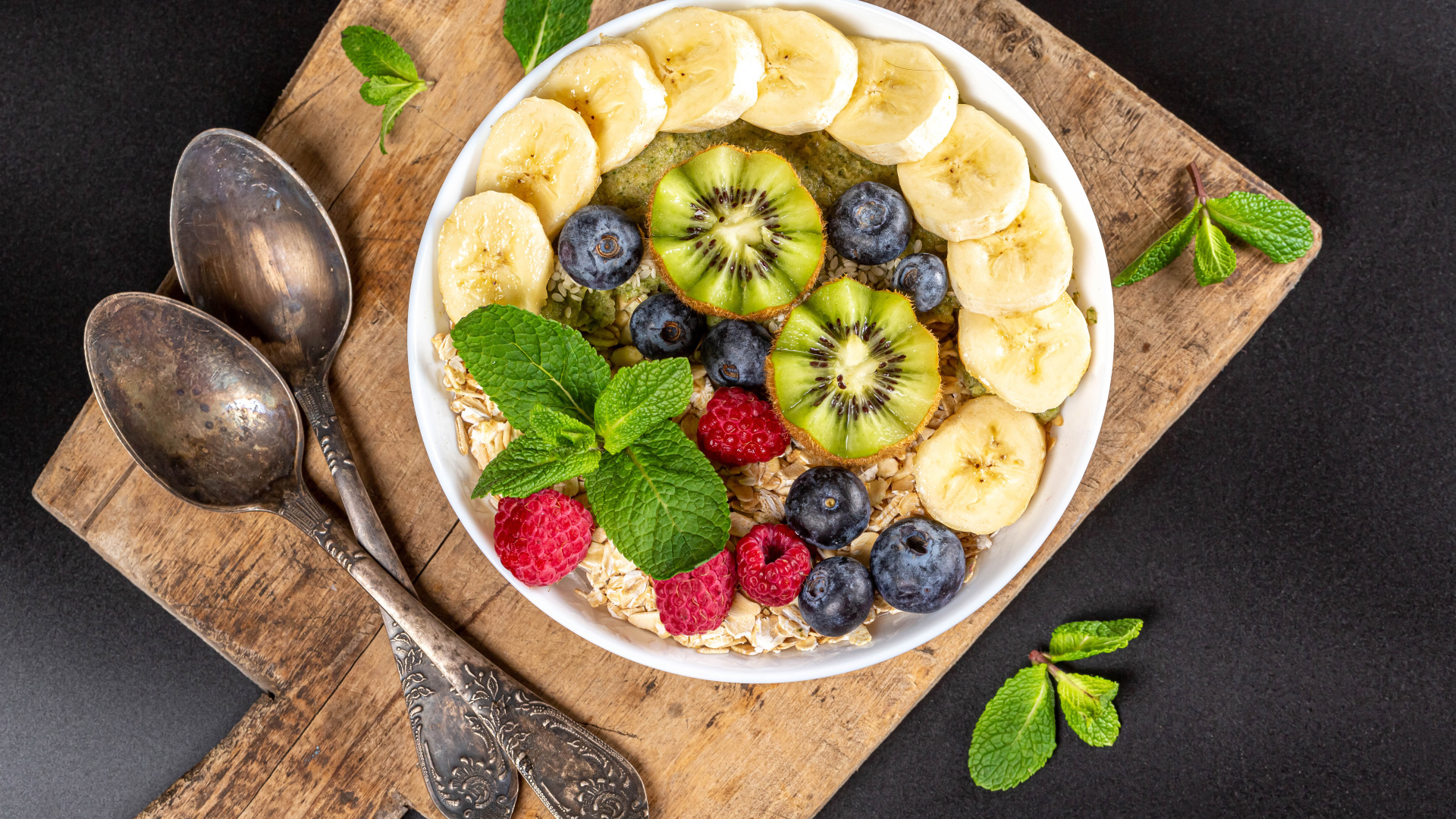 Овсяные хлопья с ягодам на завтрак 