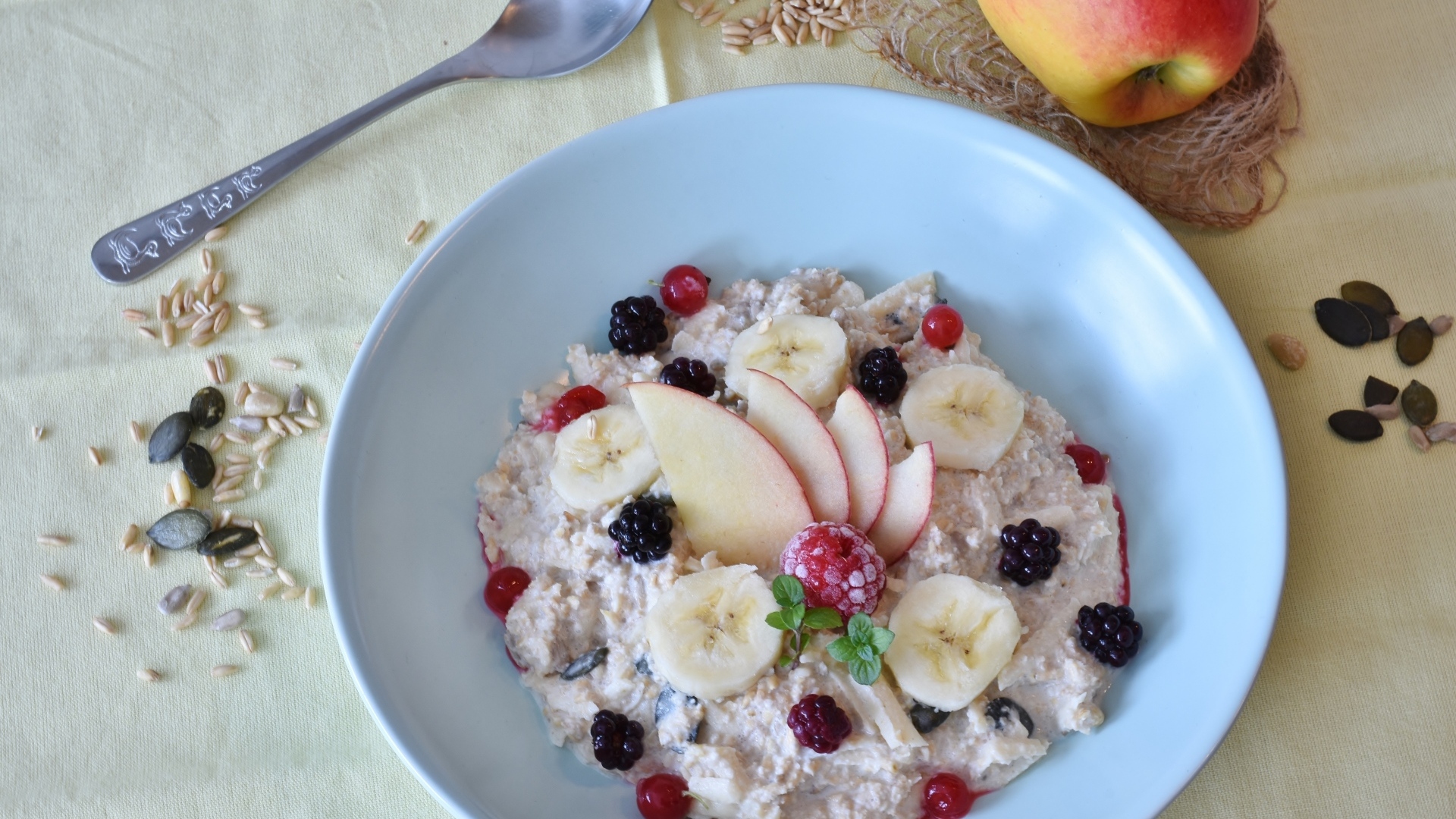 Овсяная каша с фруктами и ягодами в тарелке