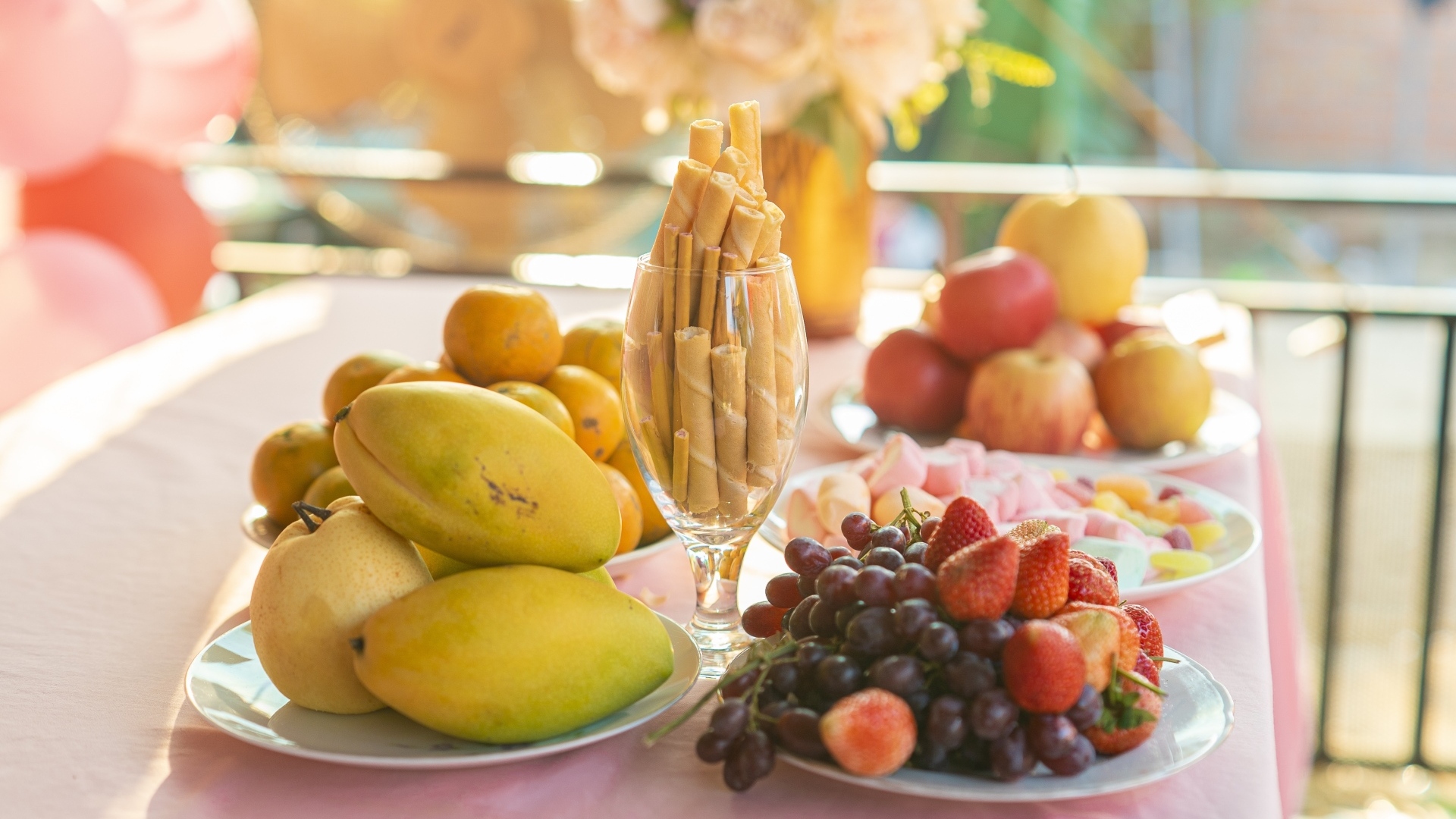 Спелые сладкие фрукты и ягоды на столе с трубочками