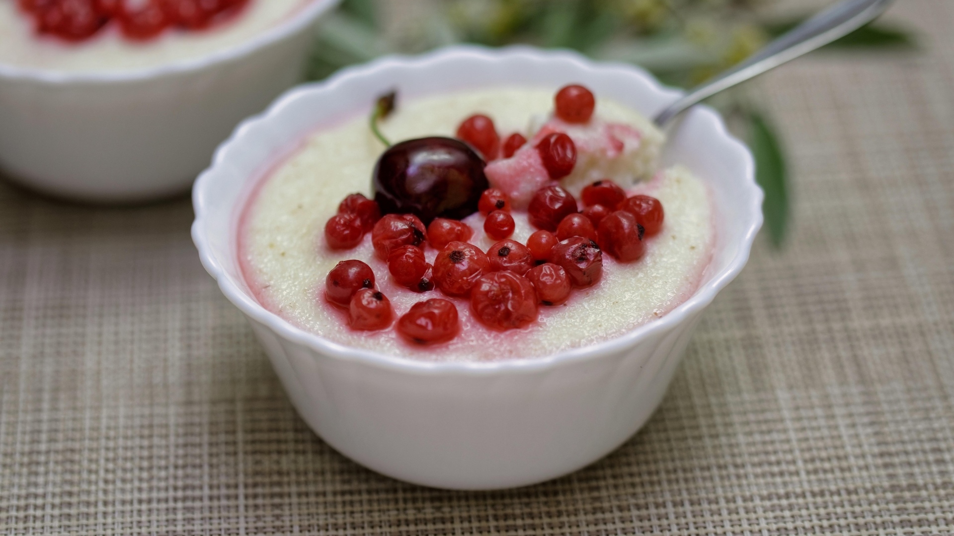 Манная каша в тарелке с ягодами