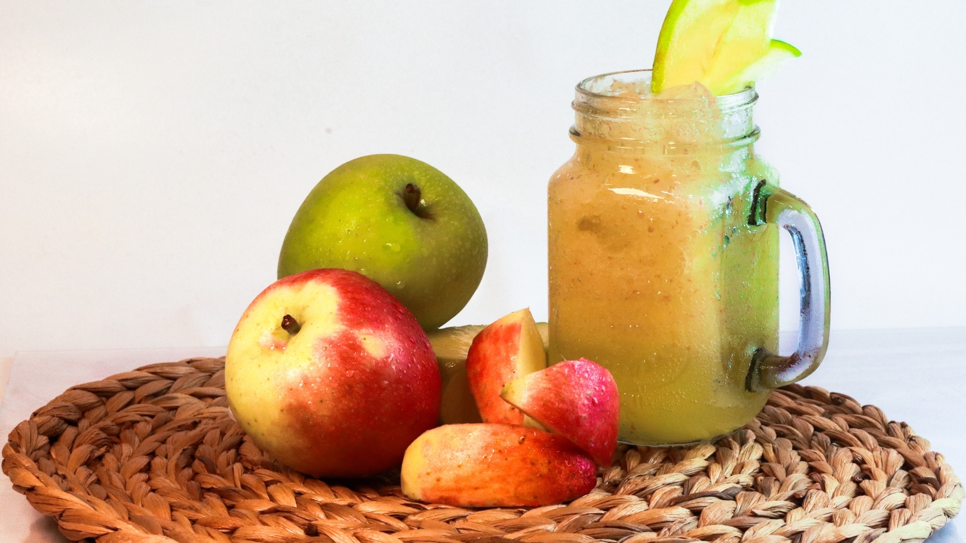 Смузи в банке на столе с яблоками