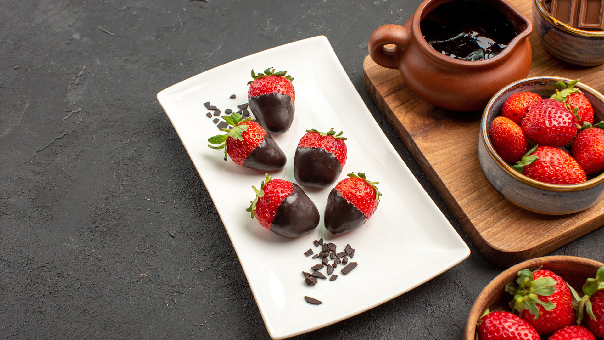 Клубника в шоколаде на белой тарелке