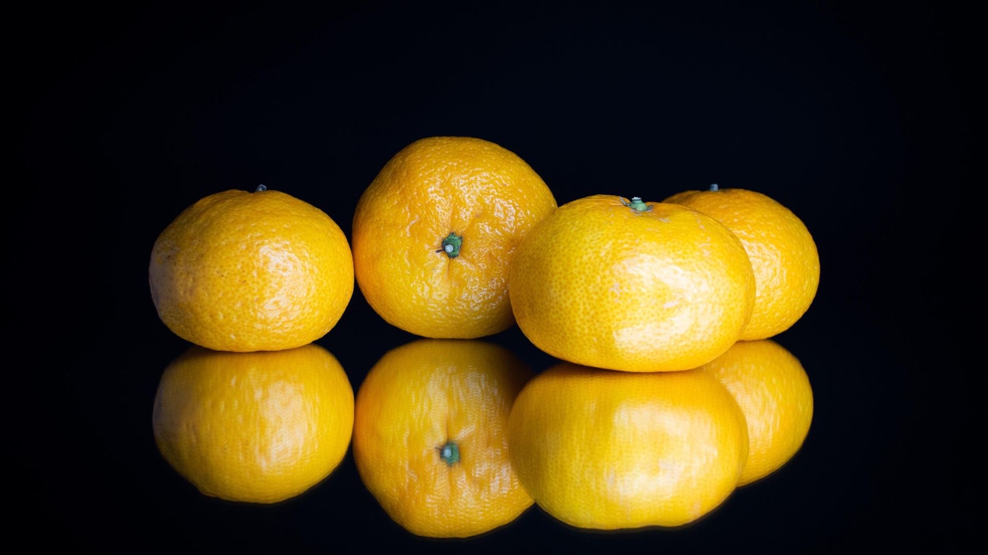 Мандарины на черном фоне