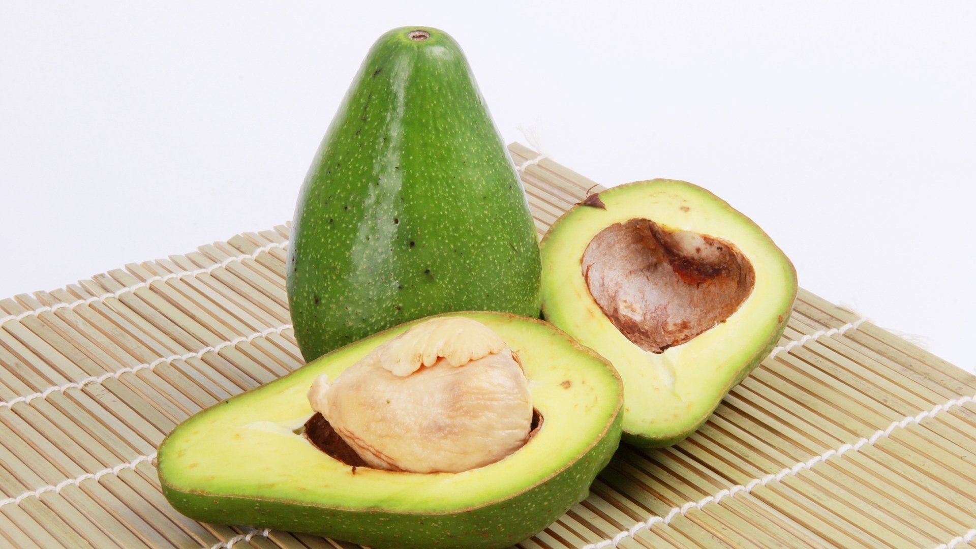 Два зеленых авокадо на столе