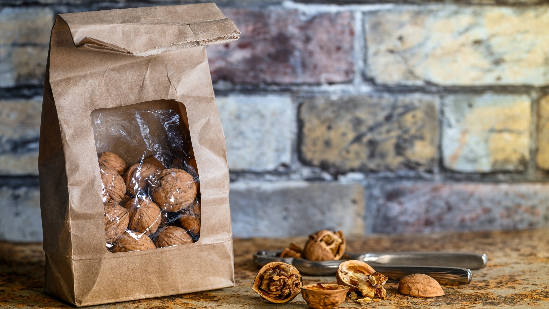 Грецкие орехи в пакете у стены