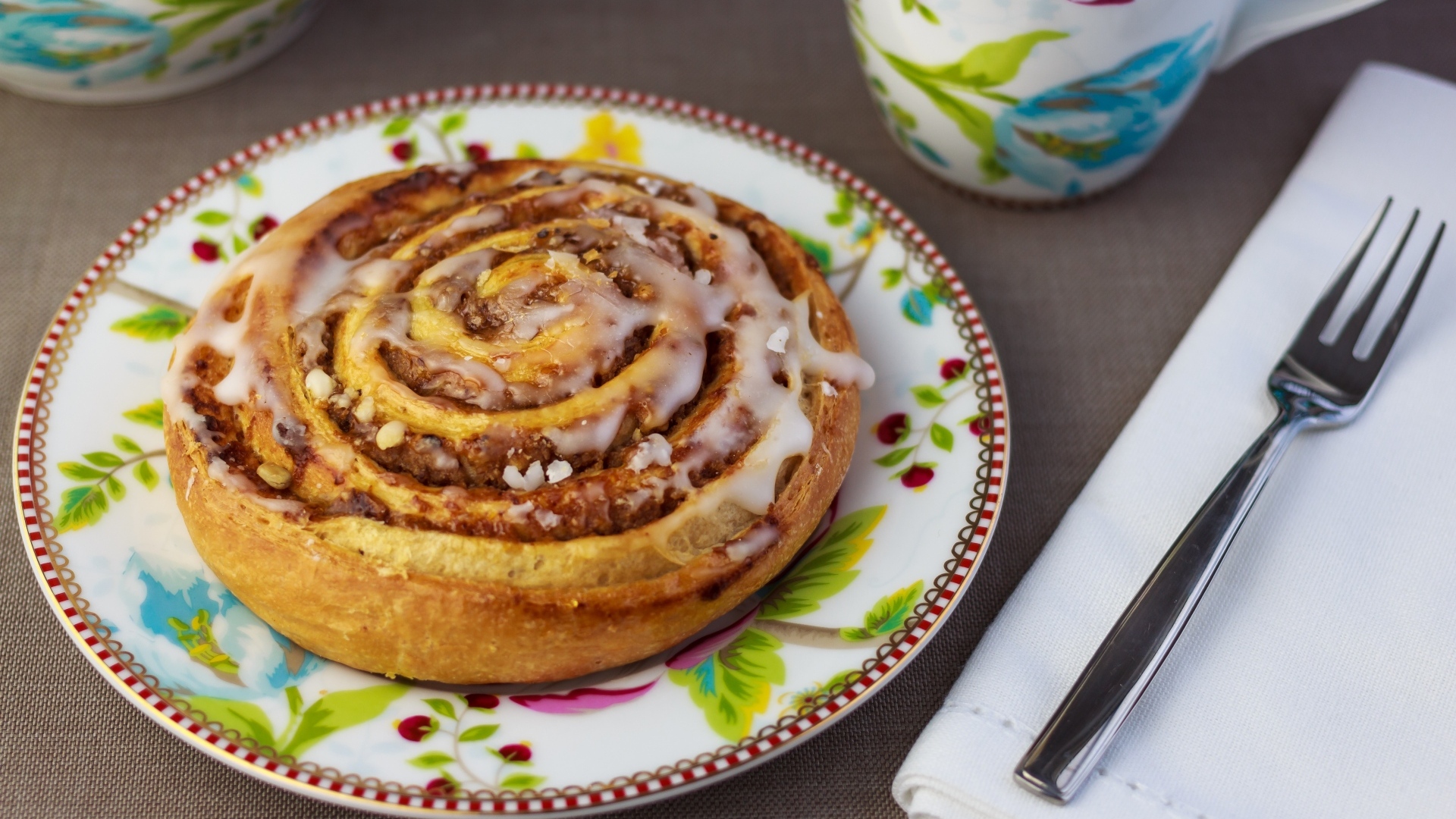 Аппетитная булочка на красивой тарелке 