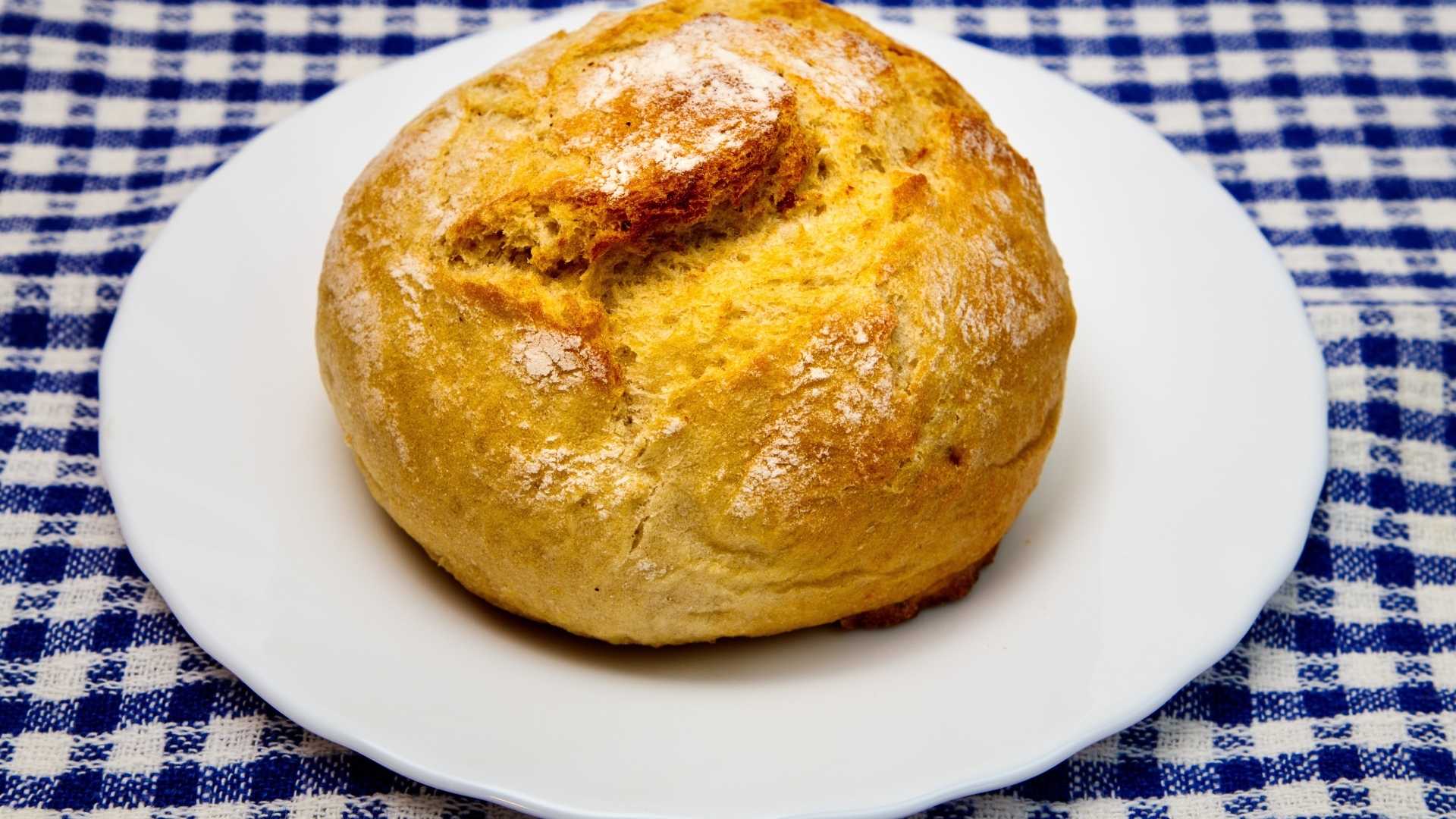 Ароматный запеченный хлеб на белой тарелке