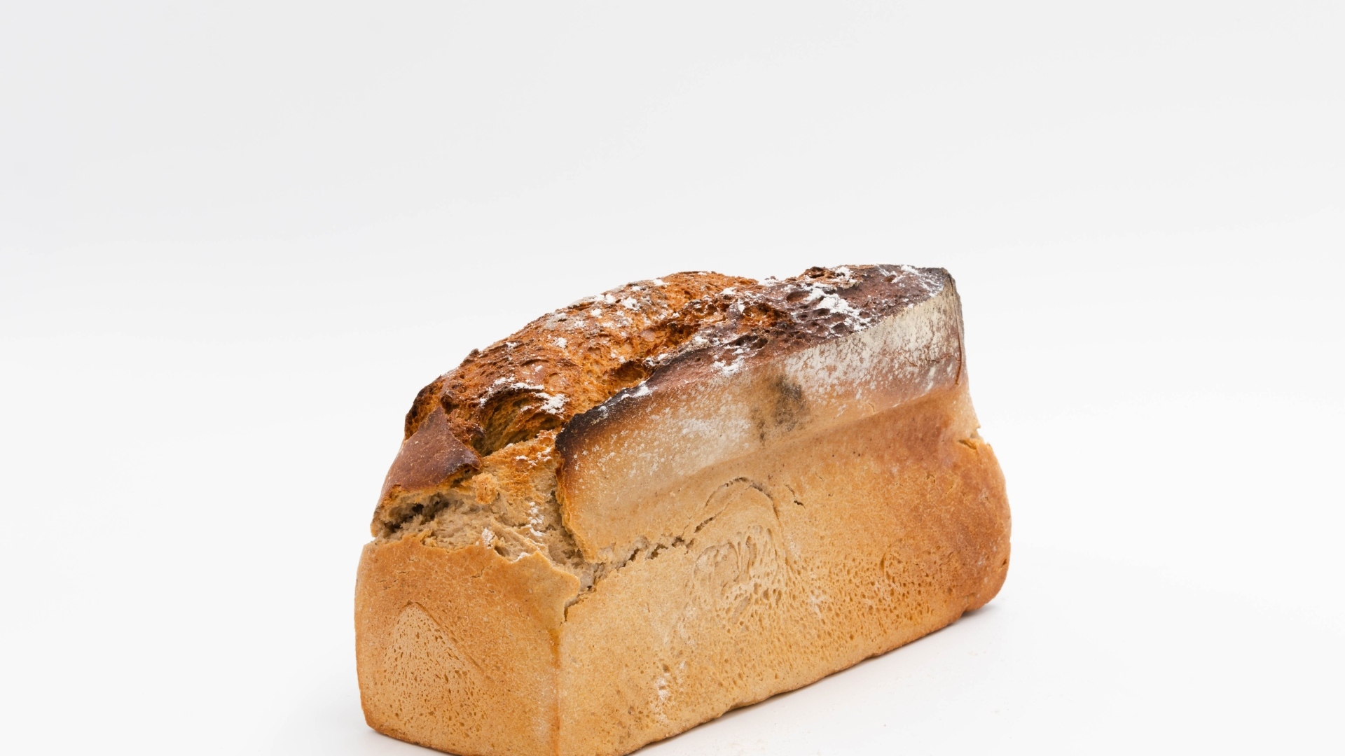 Буханка свежего хлеба на белом фоне