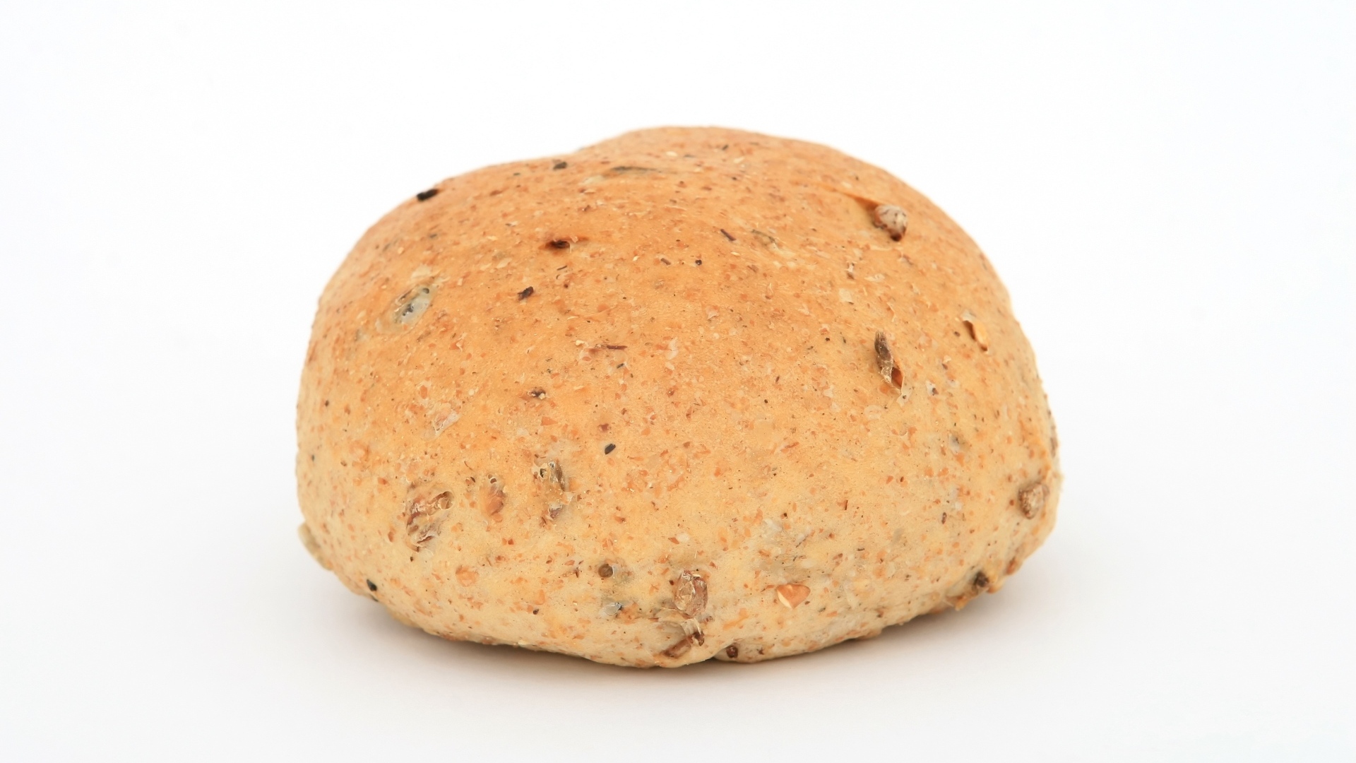 Буханка круглого хлеба на белом фоне