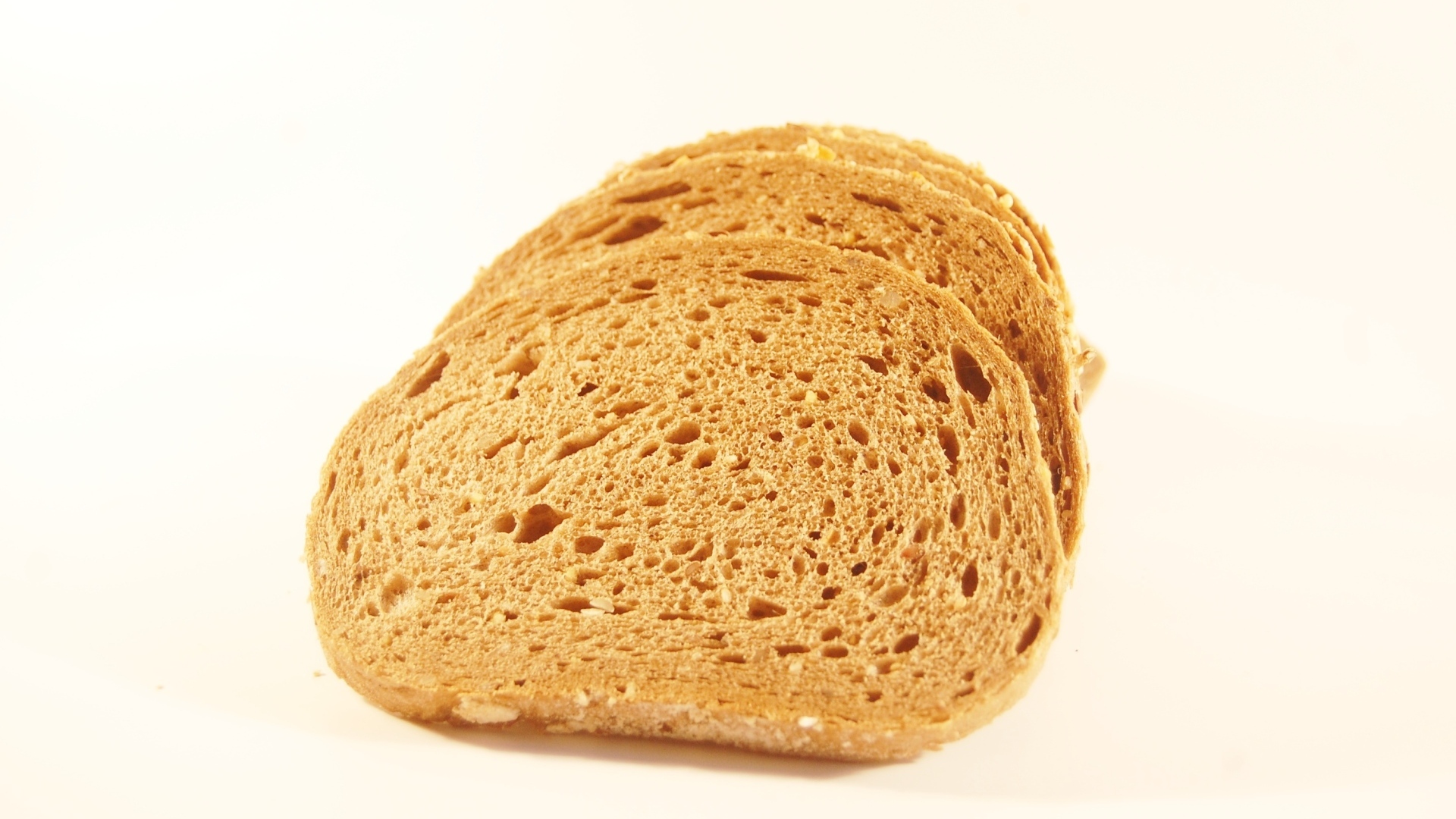 Куски хлеба на белом фоне