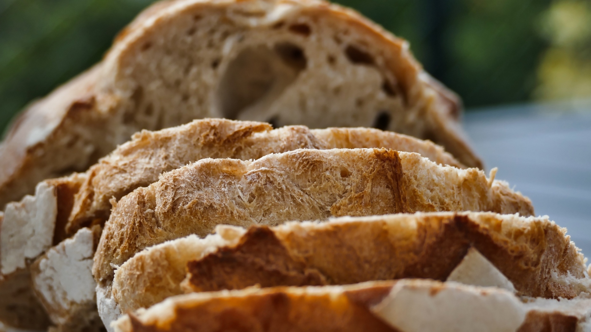 Нарезанный хлеб на столе 