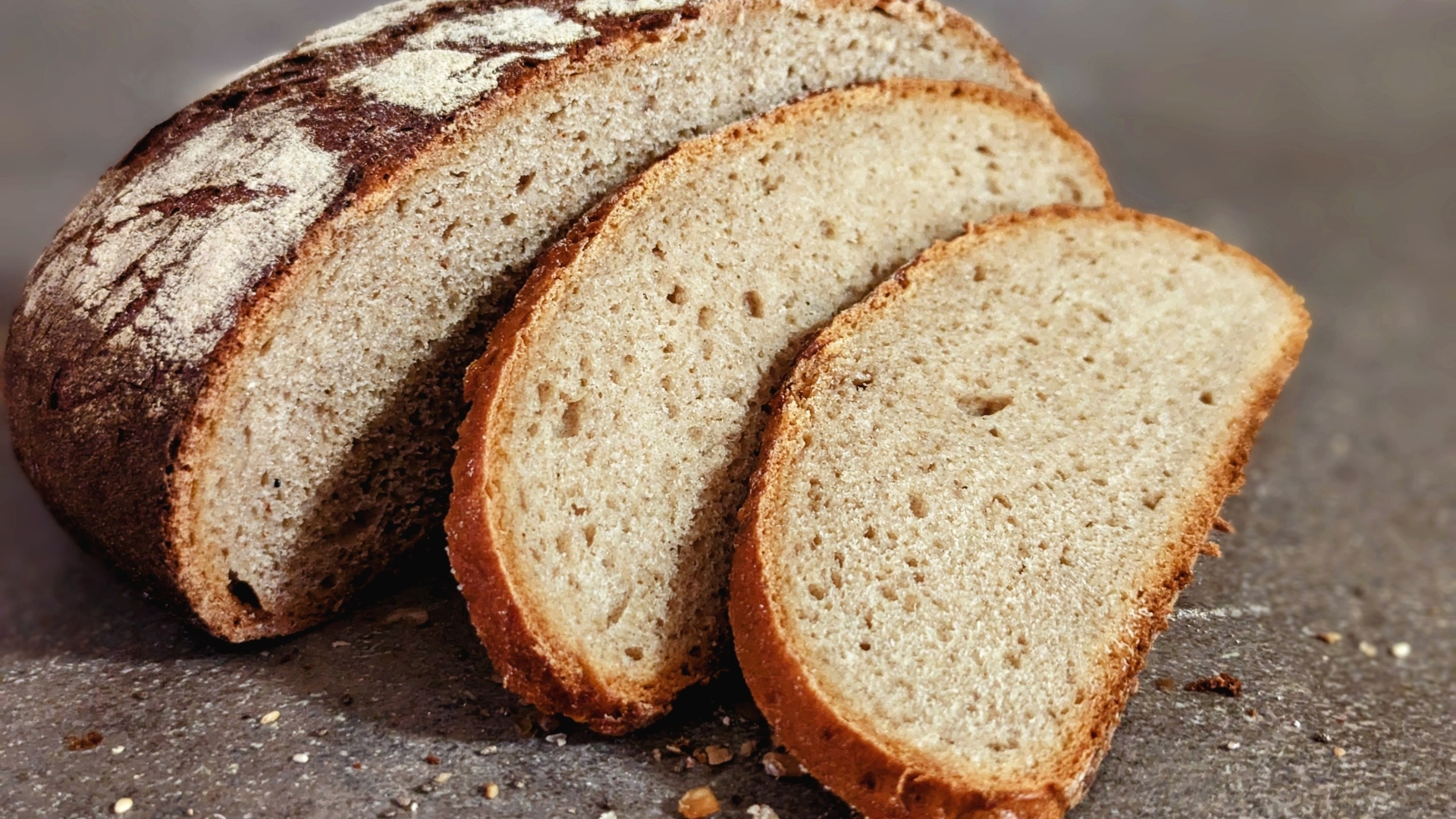 Нарезанный свежий ароматный хлеб