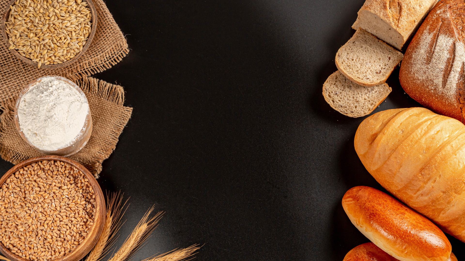 Пшеница на столе с мукой и хлебом