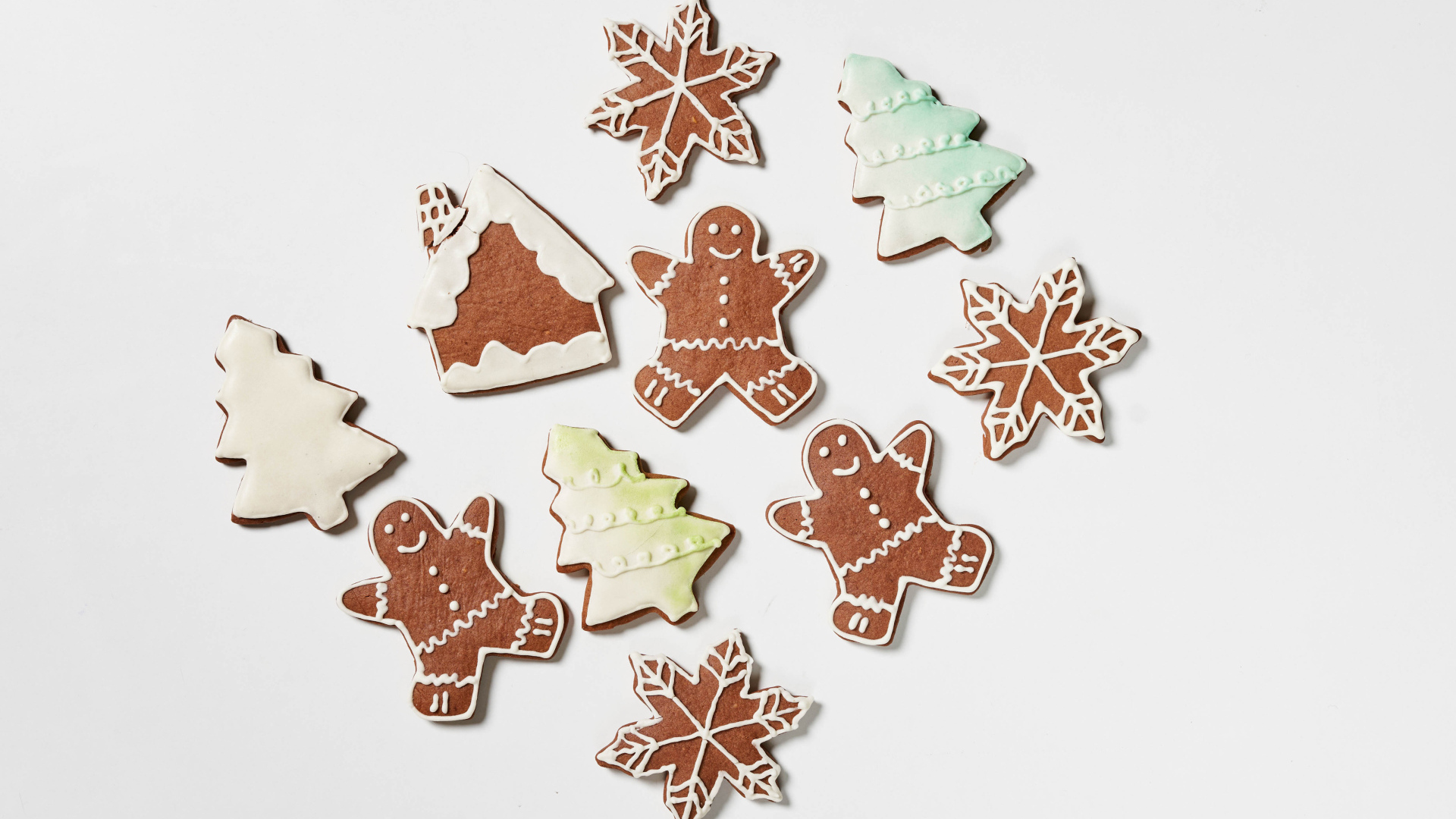 Красивое новогоднее печенье на белом фоне