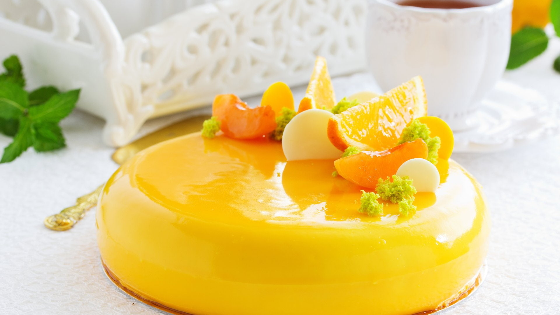 Красивый желтый торт с фруктами