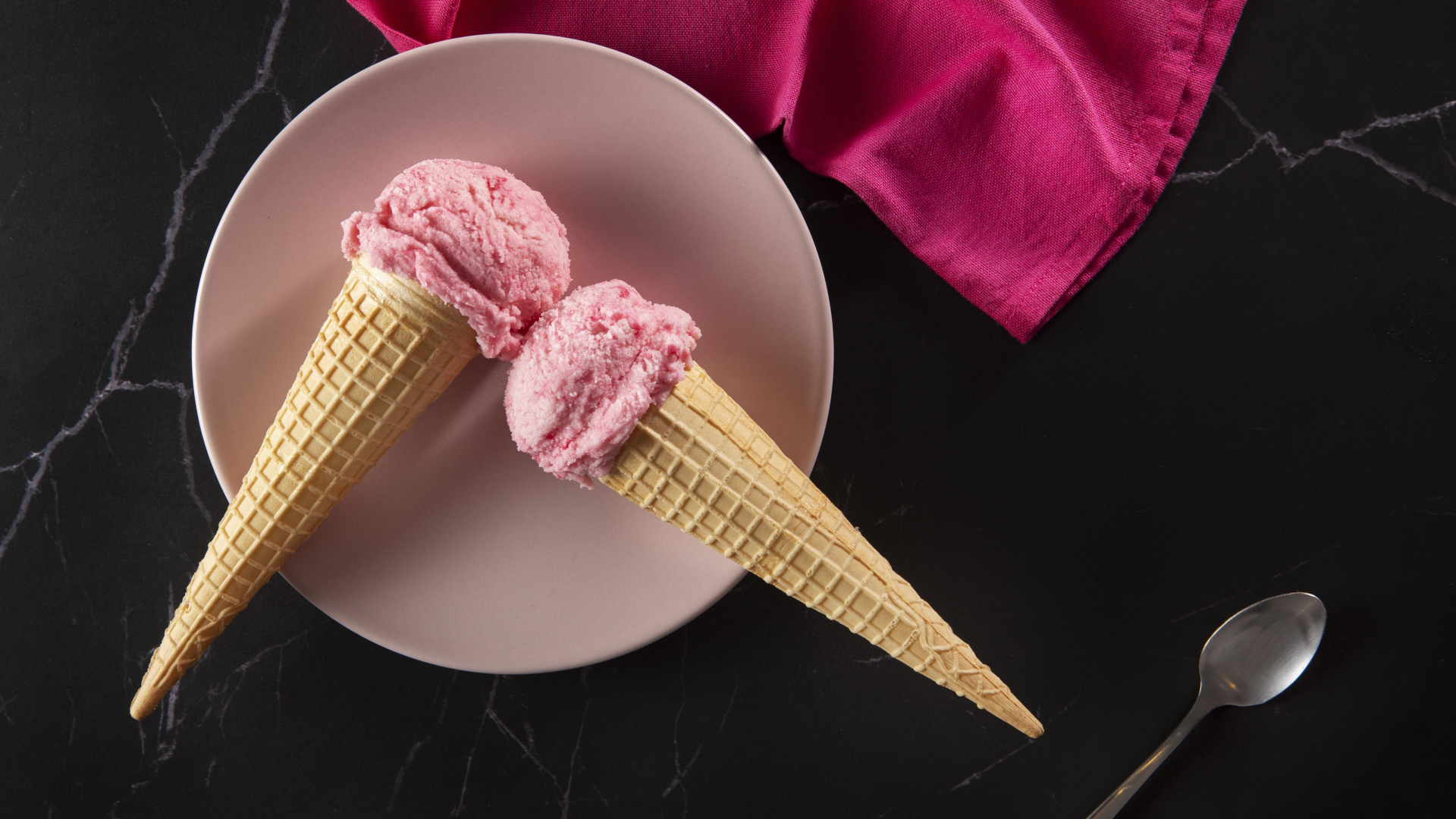 Ягодное мороженое в вафельных рожках на столе