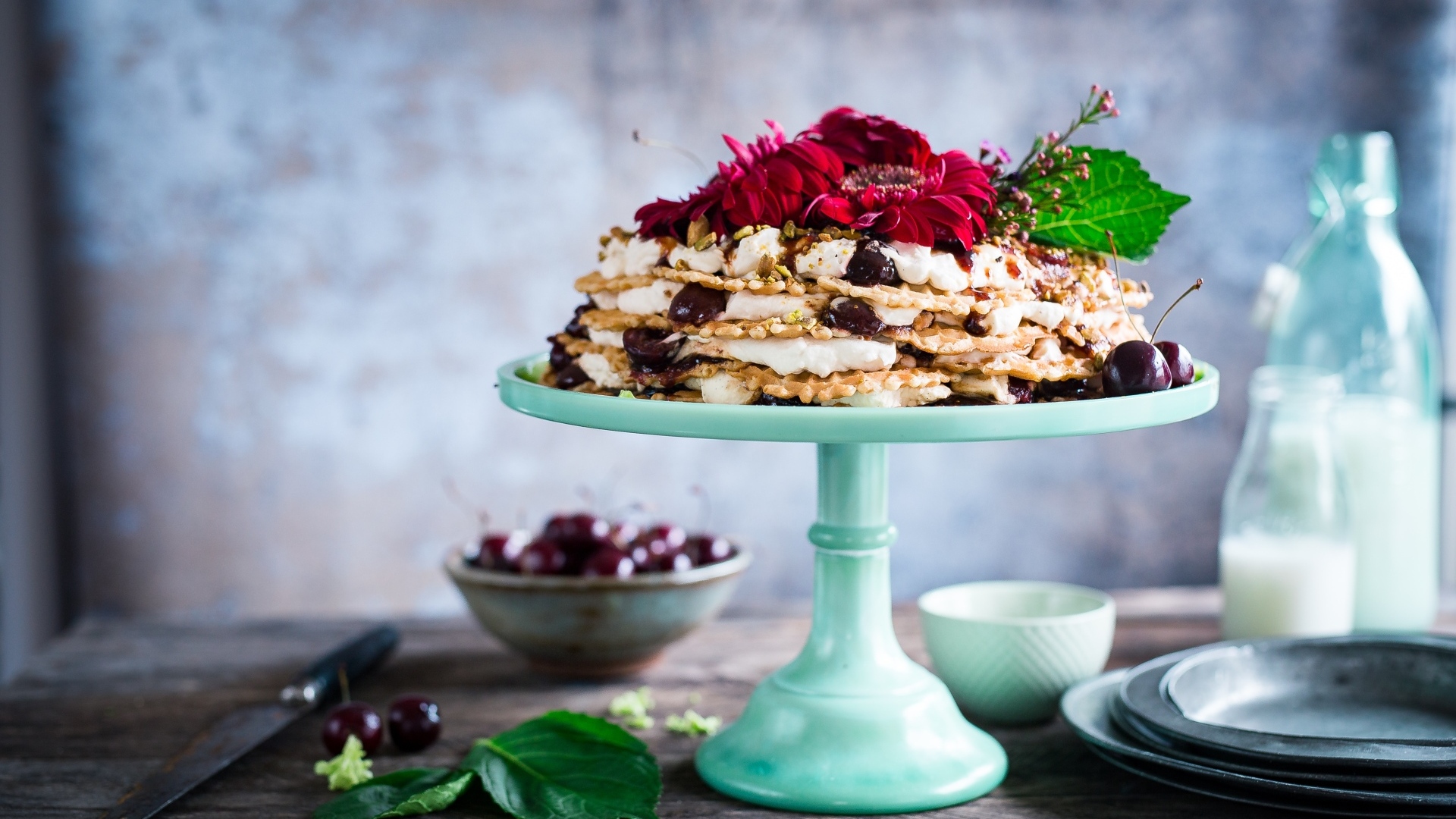 Торт с черешней и цветами герберы на столе