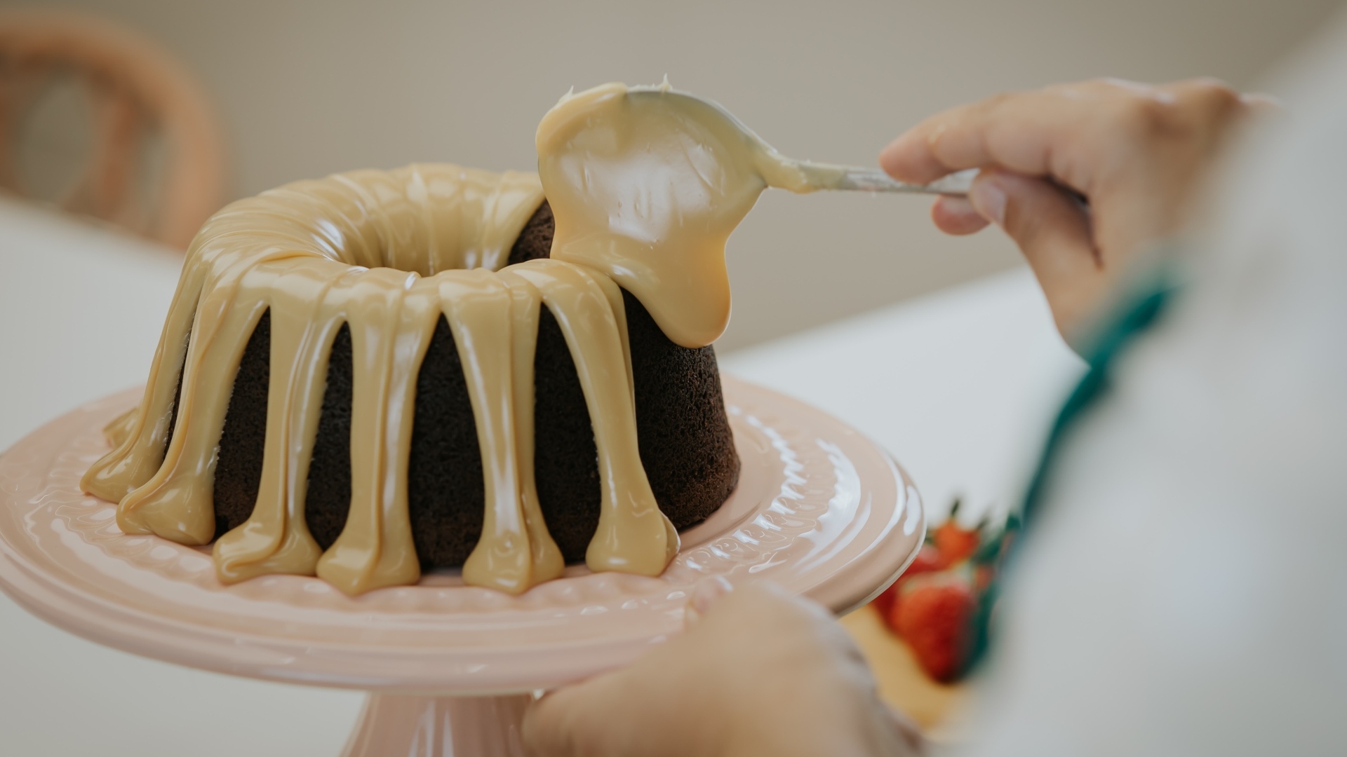 Шоколадный кекс с кремом на тарелке