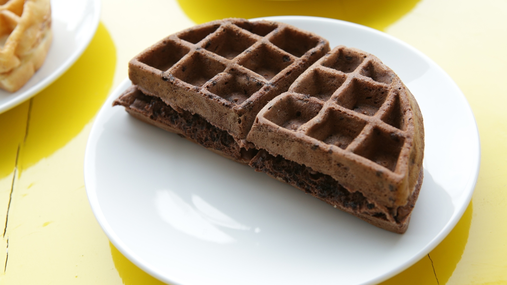 Шоколадные вафли на белой тарелке
