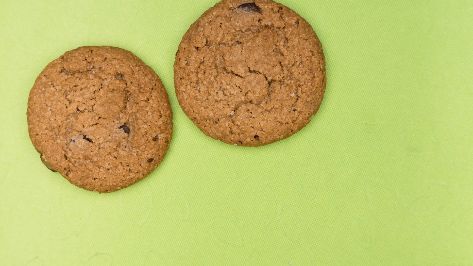 Печенье на зеленом фоне