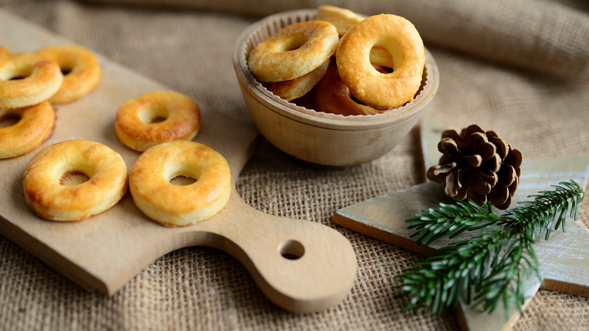 Печенье на столе с шишкой и еловой веткой