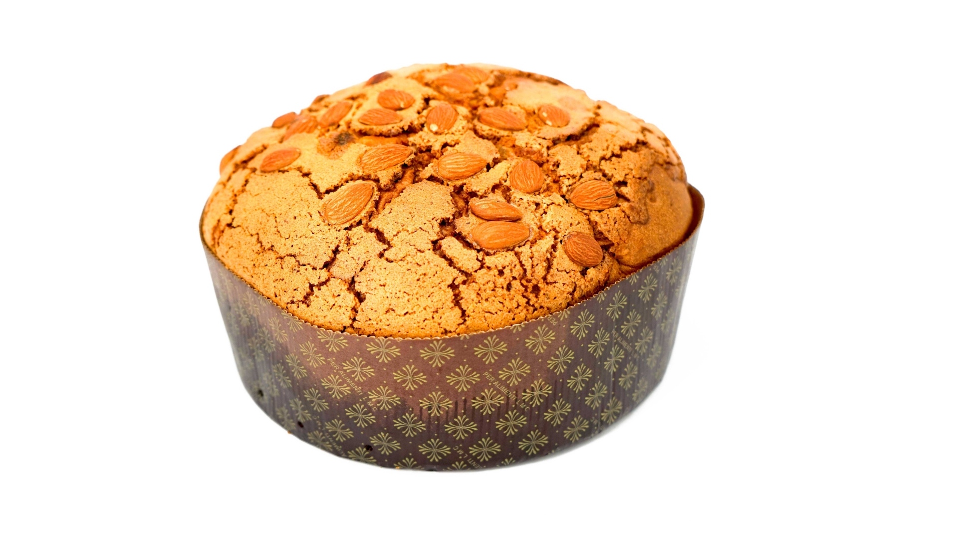 Кекс с миндальными орехами на белом фоне