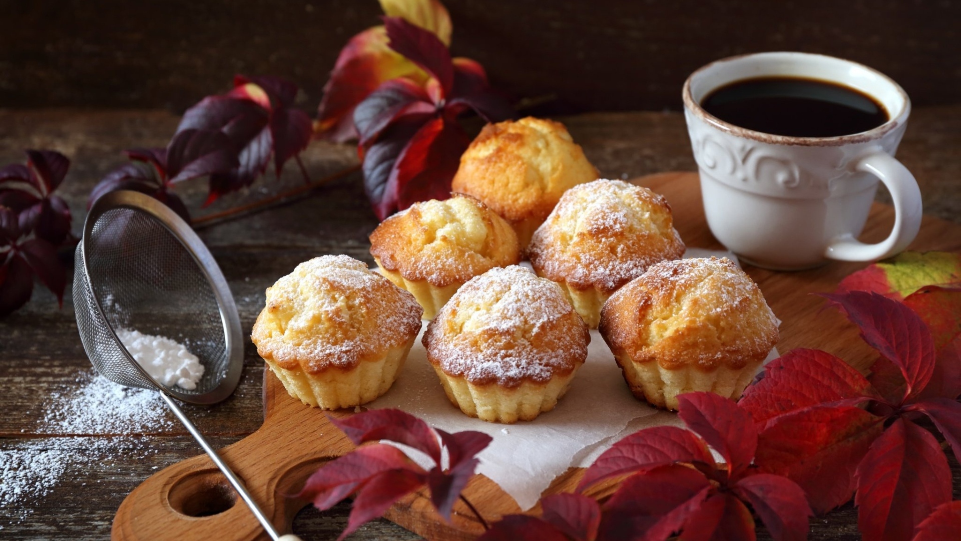 Кексы на столе с кофе и листьями