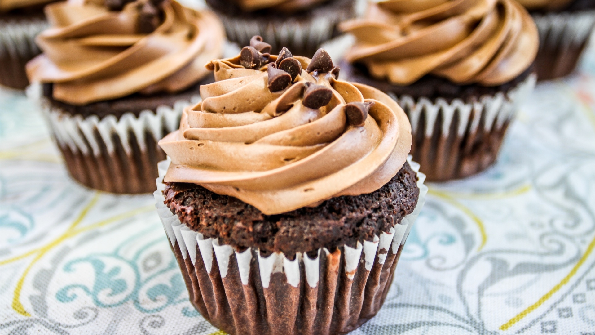 Капкейки с кремом и шоколадной крошкой