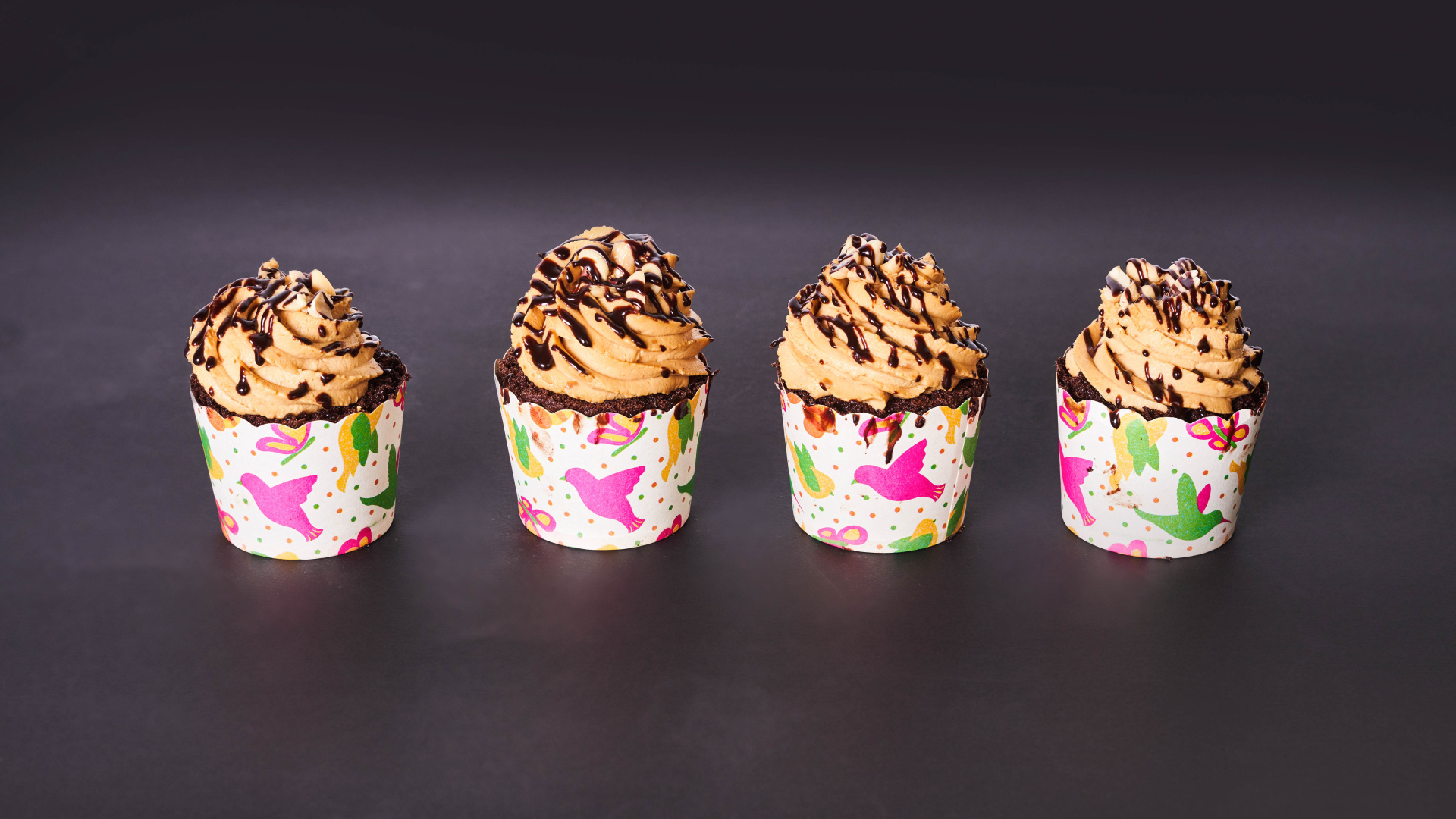 Кексы с кремом на сером столе