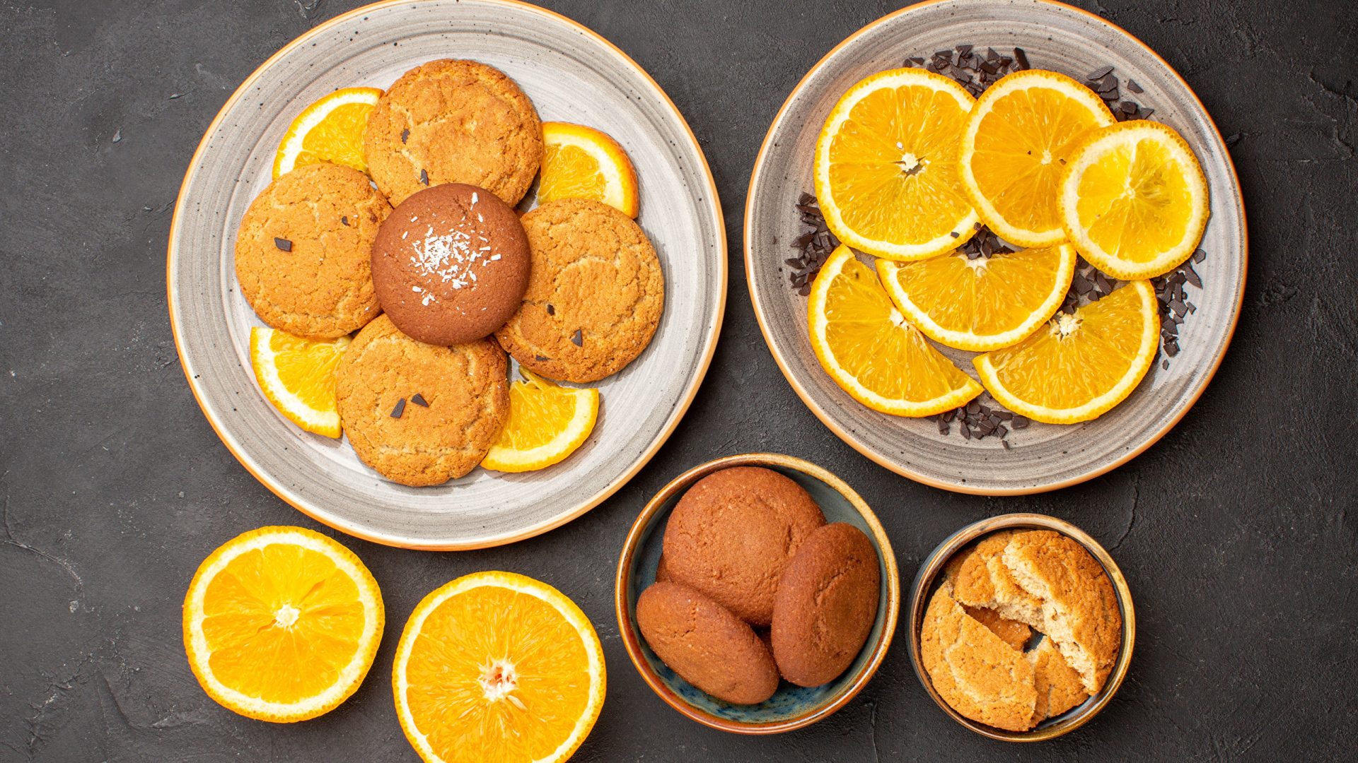 Вкусное печенье на тарелке с апельсинами