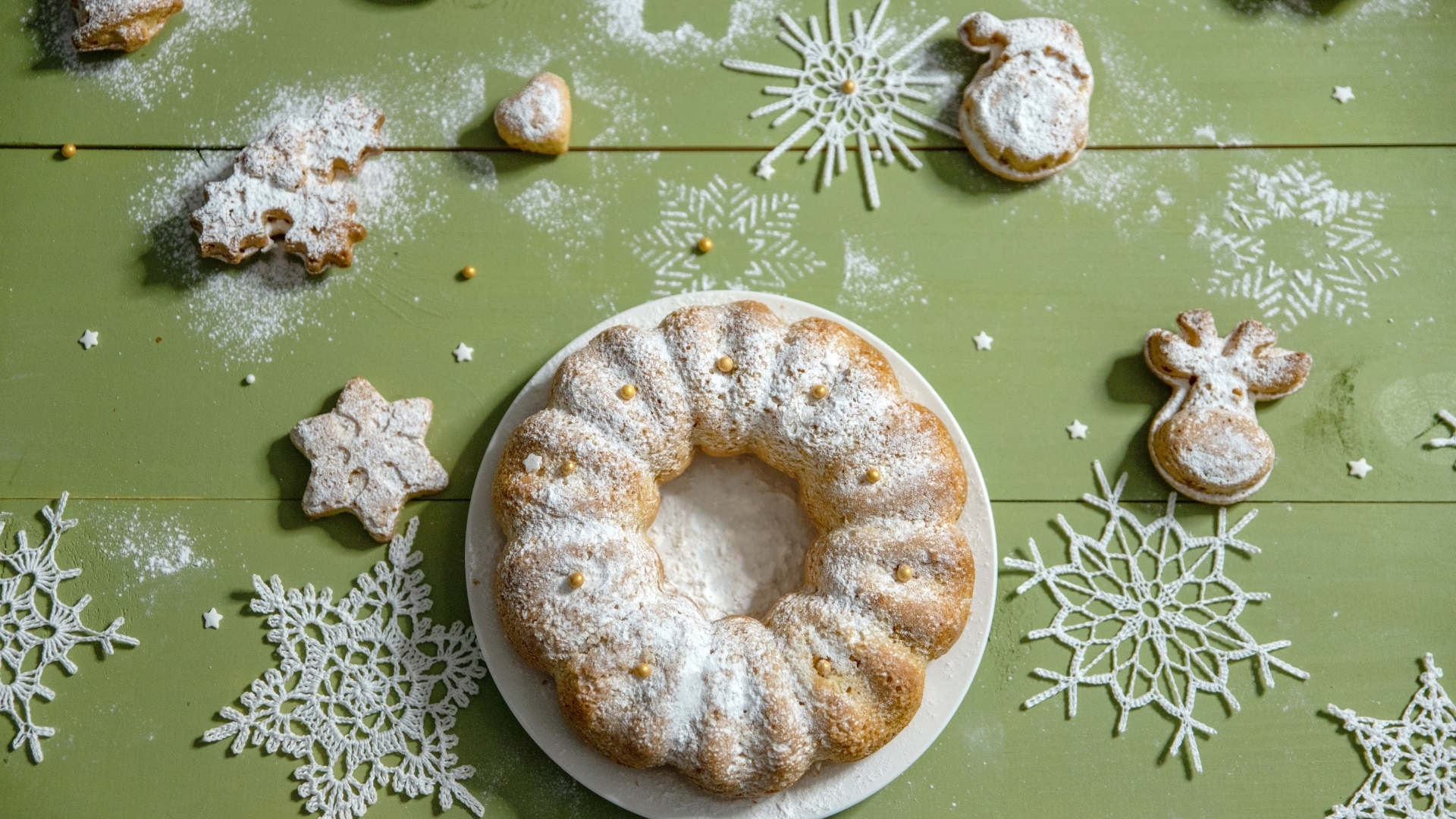 Вкусный сладкий рождественский кекс с сахарной пудрой