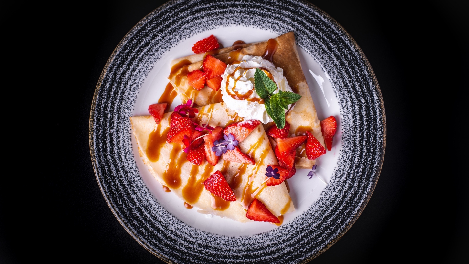 Вкусные сладкие блинчики на тарелке с ягодами